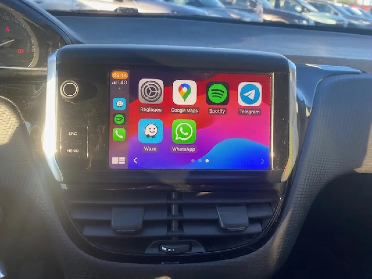 Écran tactile 7 pouces de la Peugeot 2008 2019 affichant des applications de navigation et messagerie.