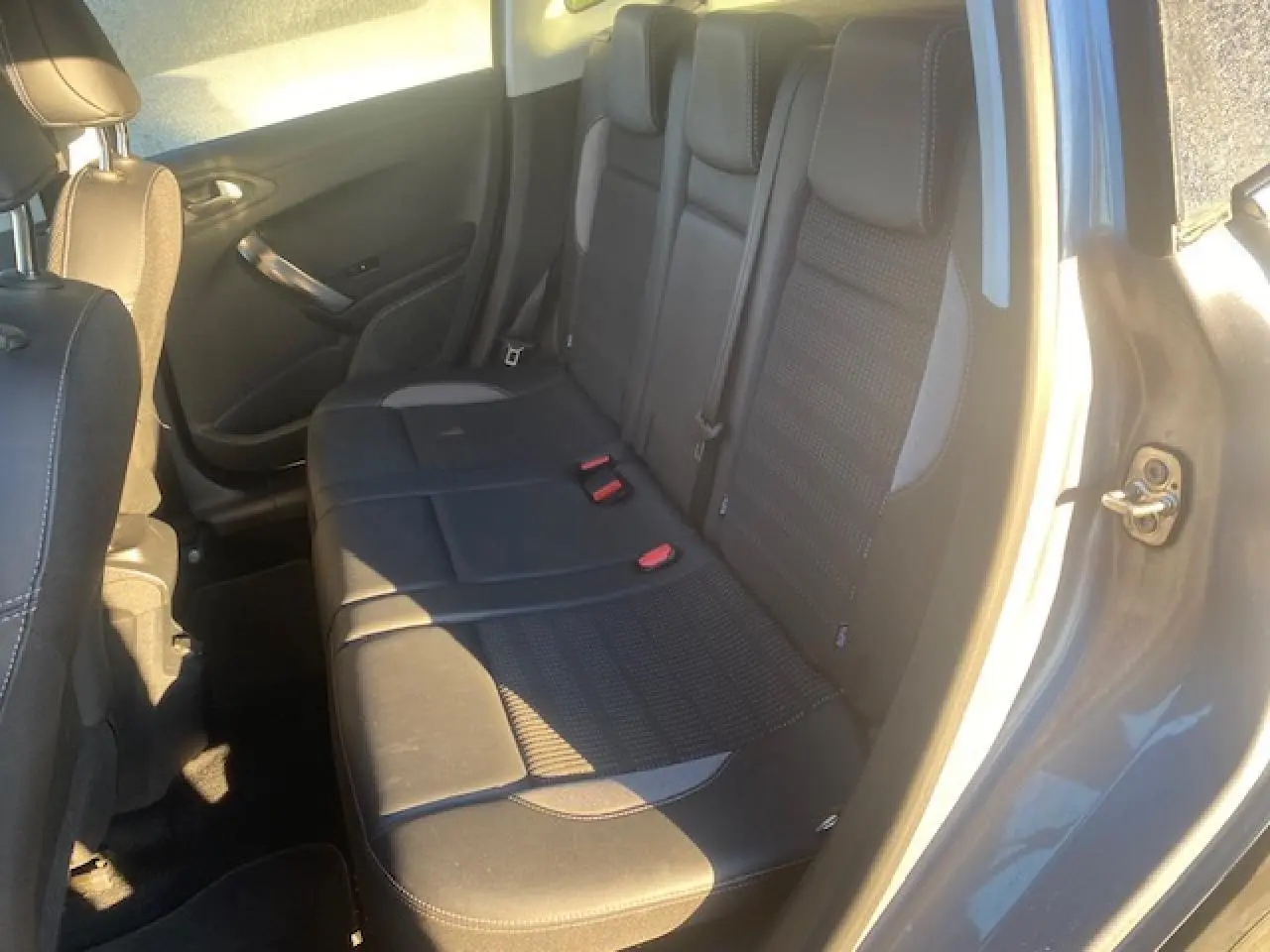 Vue intérieure côté droit sur la banquette arrière en tissu et TEP noir avec détails gris d'une Peugeot 2008 gris Artense.
