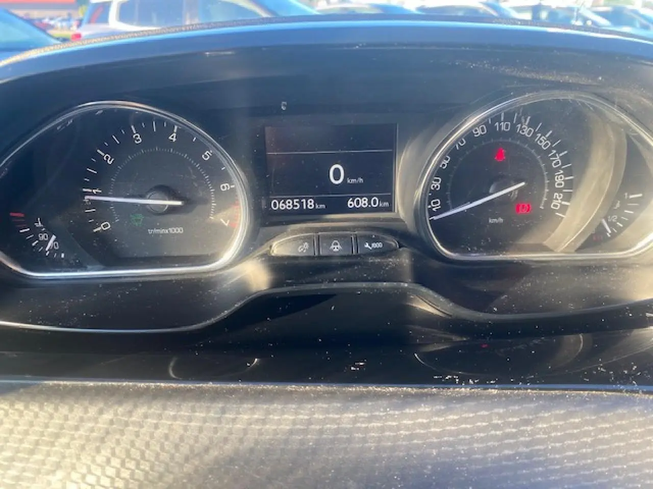 Vue rapprochée du tableau de bord de la Peugeot 2008 gris Artense, affichant le compteur et l’odomètre numérique.