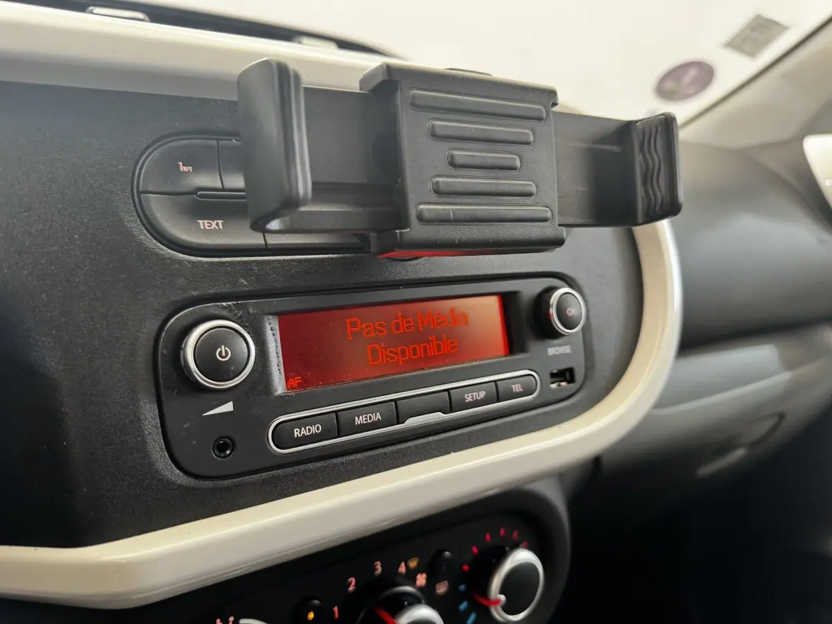 Détail du tableau de bord de la Renault Twingo gris foncé, avec écran radio affichant "Pas de Média Disponible".