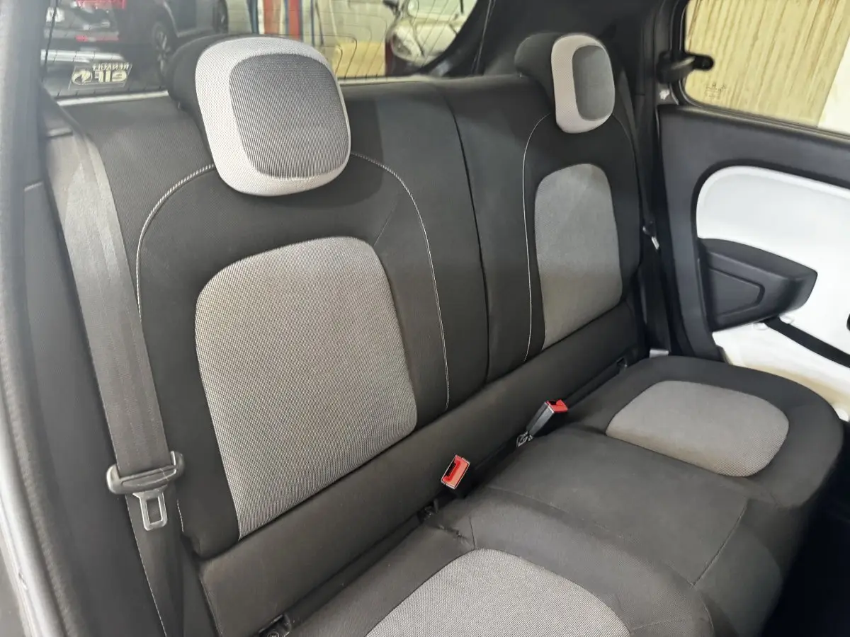Vue intérieure des sièges arrière gris clair et foncé de la Renault Twingo Intense Energy TCe 90 de 2016.