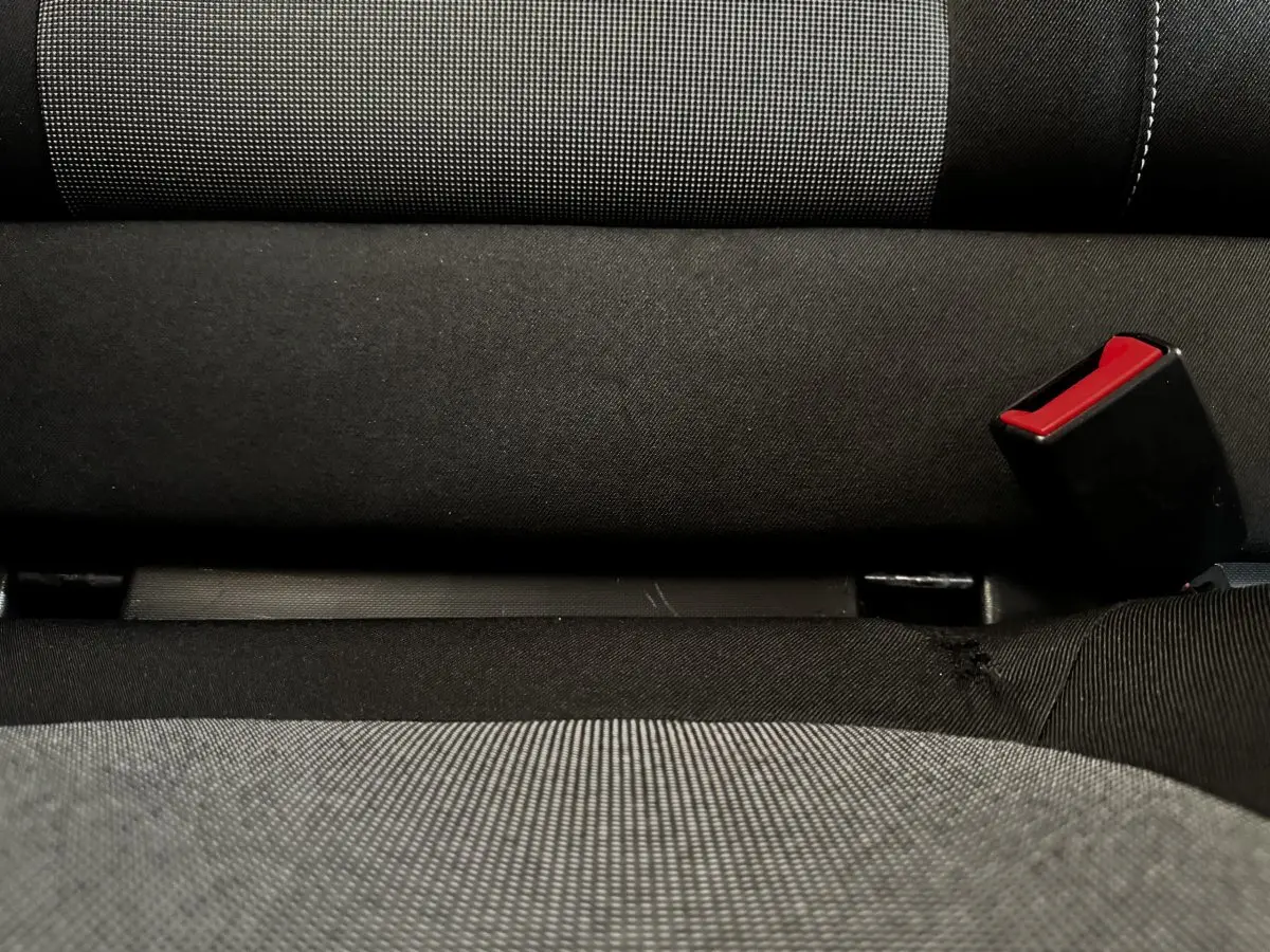Gros plan sur la banquette arrière grise et noire de la Renault Twingo Intense Energy 2016 avec boucle de ceinture rouge visible.