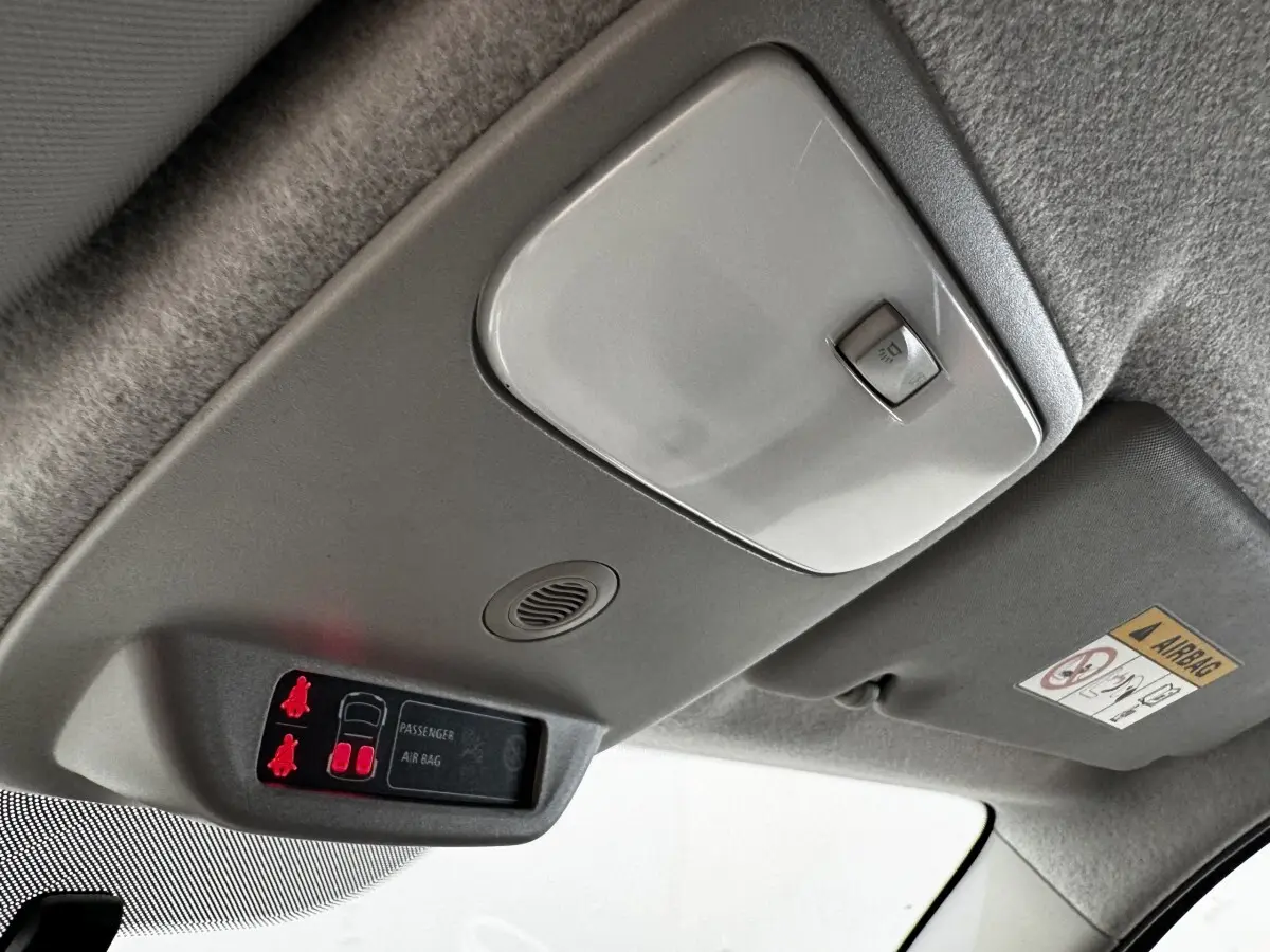 Détail du plafonnier gris clair avec éclairage et indicateurs de ceinture et airbag dans une Renault Twingo 2016.