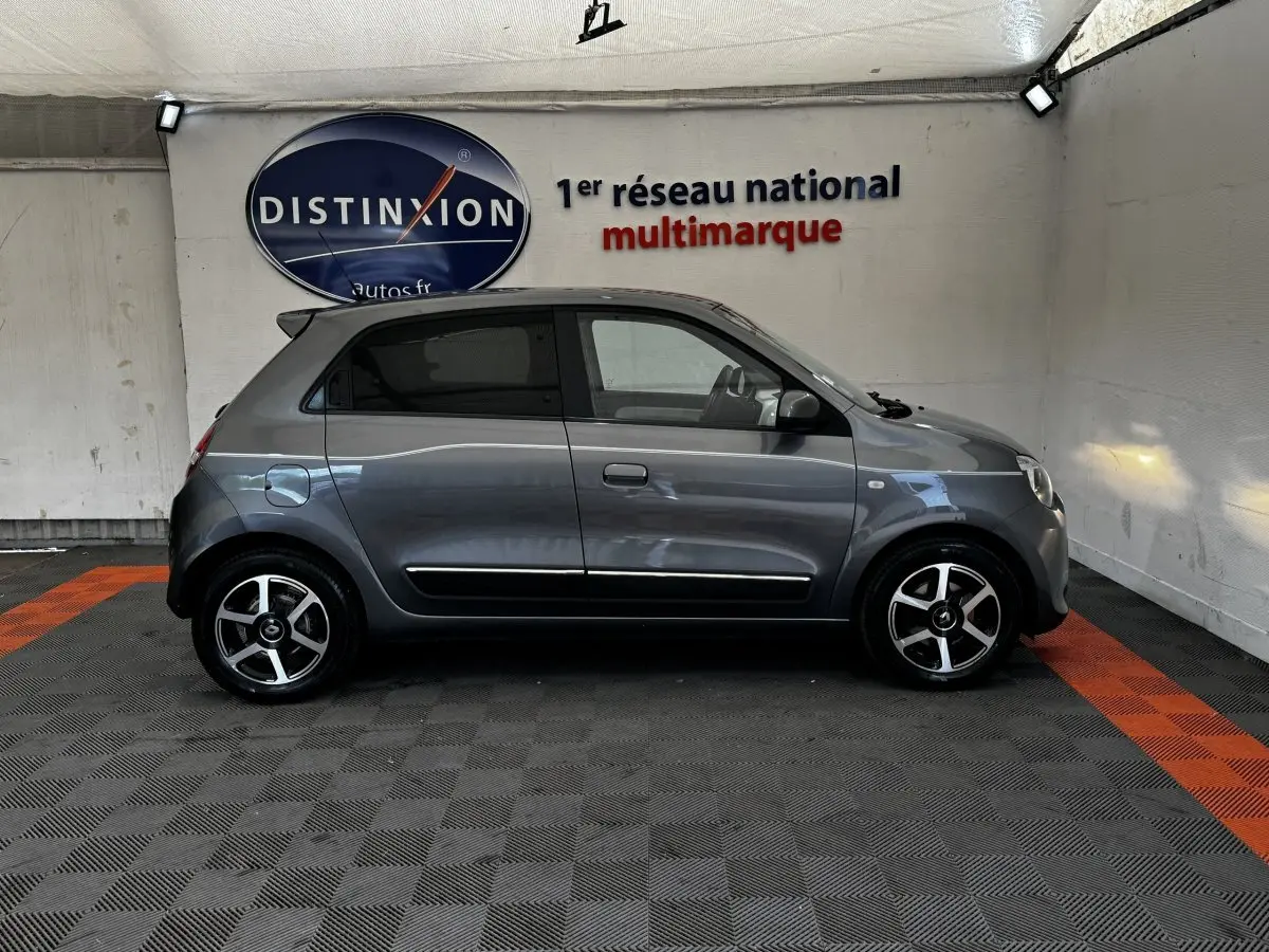 Renault Twingo Intense Energy TCe 90 gris foncé vue de profil côté droit, avec jantes alliage et toit spoiler.