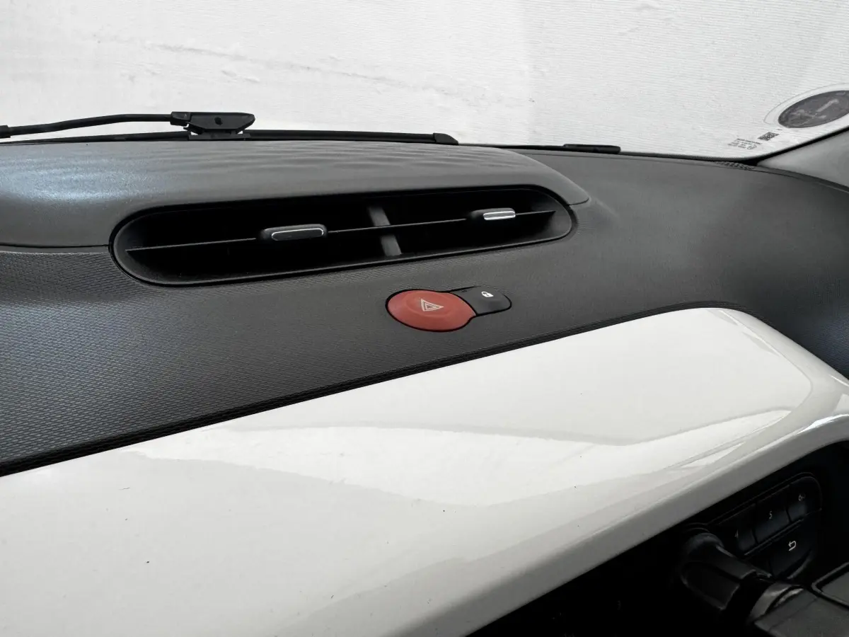 Tableau de bord intérieur de Renault Twingo Intense Energy 2016, vue côté passager avec insert blanc brillant et bouton rouge d’alerte.