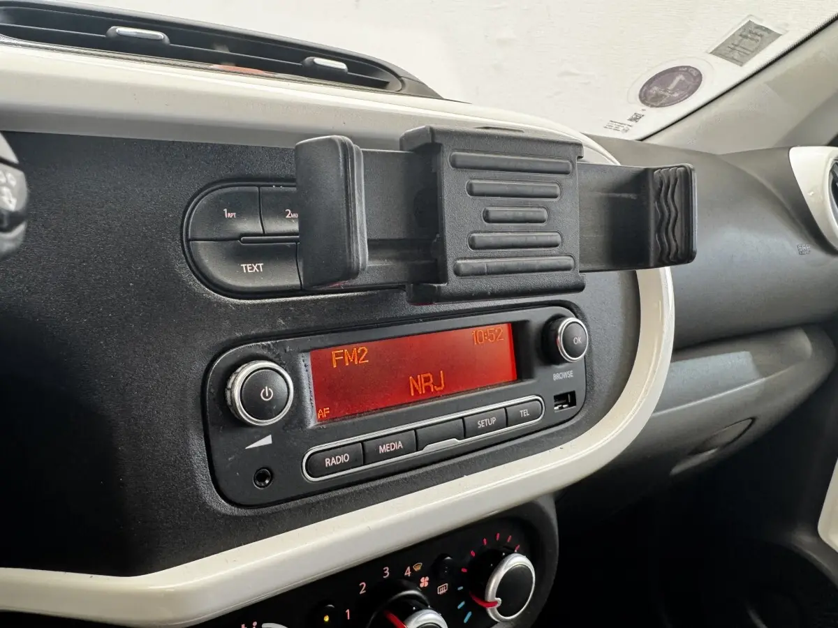 Vue intérieure du tableau de bord de la Renault Twingo Intense Energy TCe 90 avec autoradio affichant NRJ.