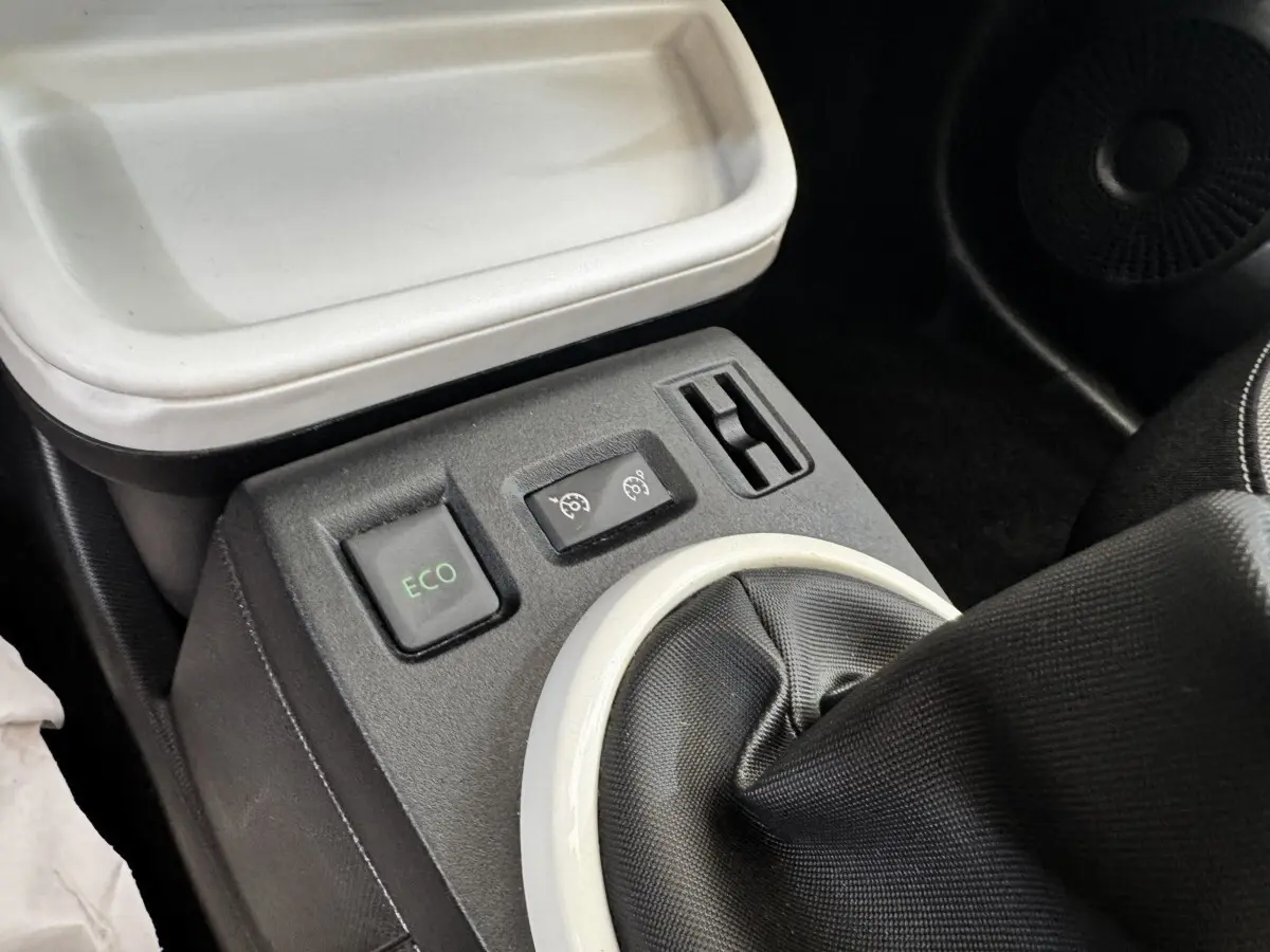 Gros plan sur la console centrale de la Renault Twingo Intense Energy TCe 90 2016 avec bouton ECO et levier de vitesse manuel.