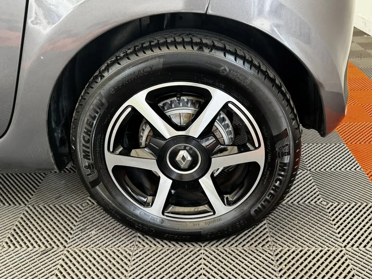 Gros plan sur la roue avant gauche d’une Renault Twingo gris foncé, avec jante alliage et pneu Michelin.