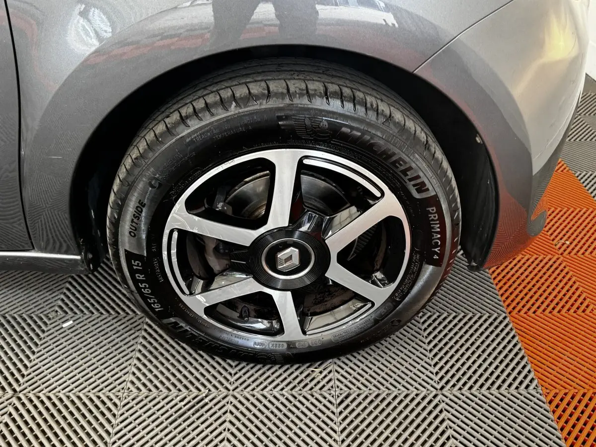 Gros plan sur la roue arrière droite gris foncé d'une Renault Twingo Intense Energy TCe 90 avec jante alliage noire et argent.