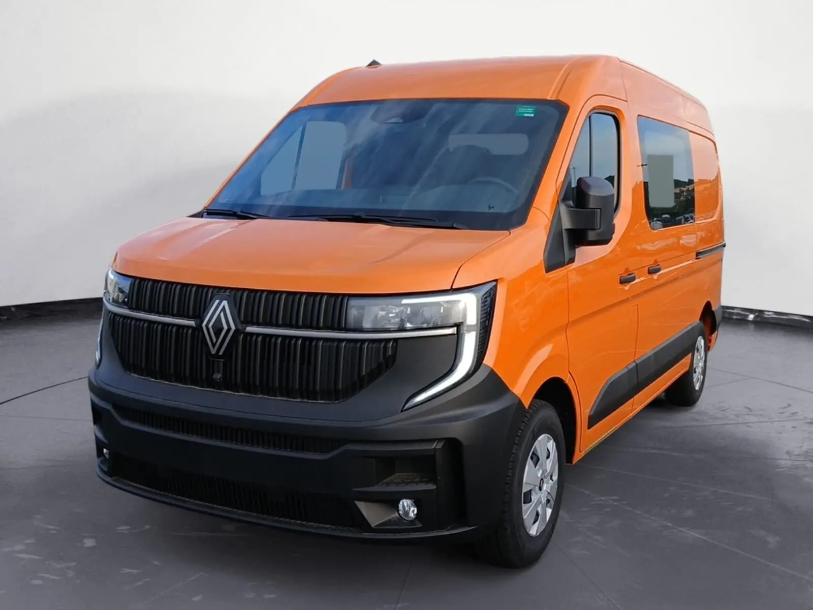 Renault Master orange vue 3/4 avant droit, avec calandre noire et phares LED en forme de C.