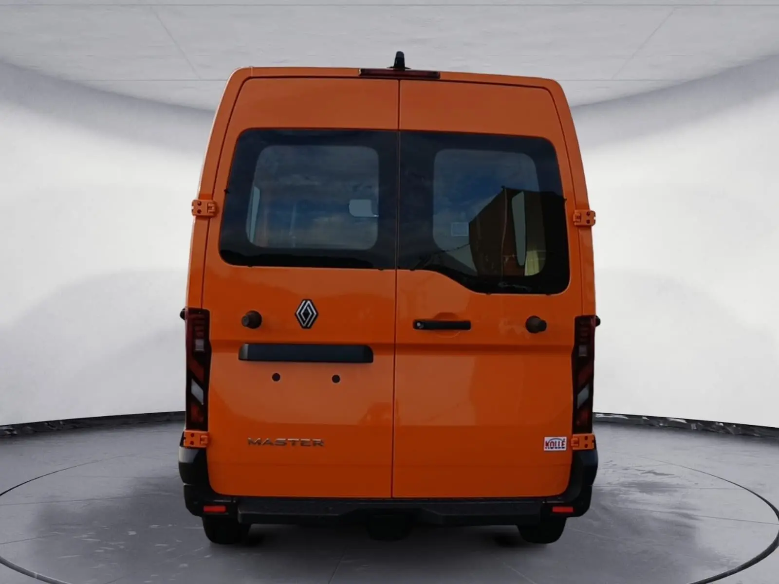 Vue arrière d’un Renault Master orange 2026 avec portes battantes et vitres arrière teintées.