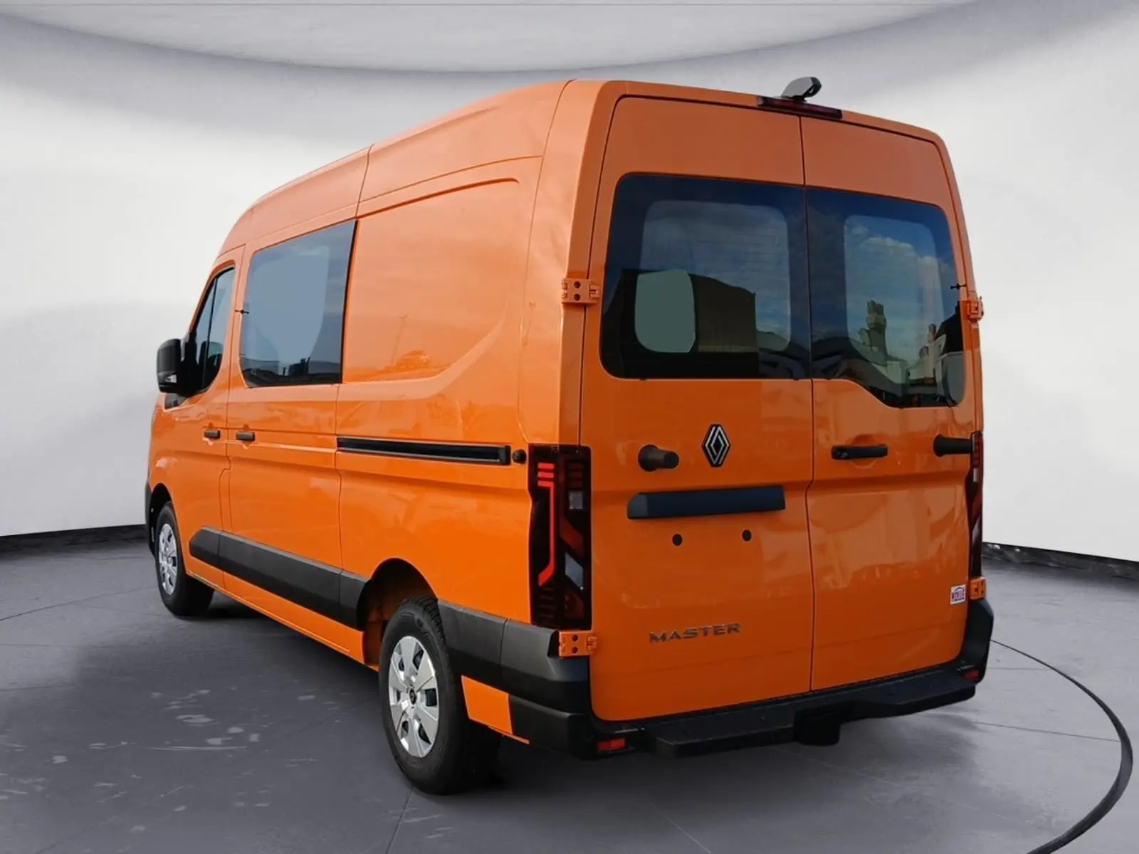 Vue 3/4 arrière droite du Renault Master orange, avec vitres arrière teintées et feux arrière LED distinctifs.