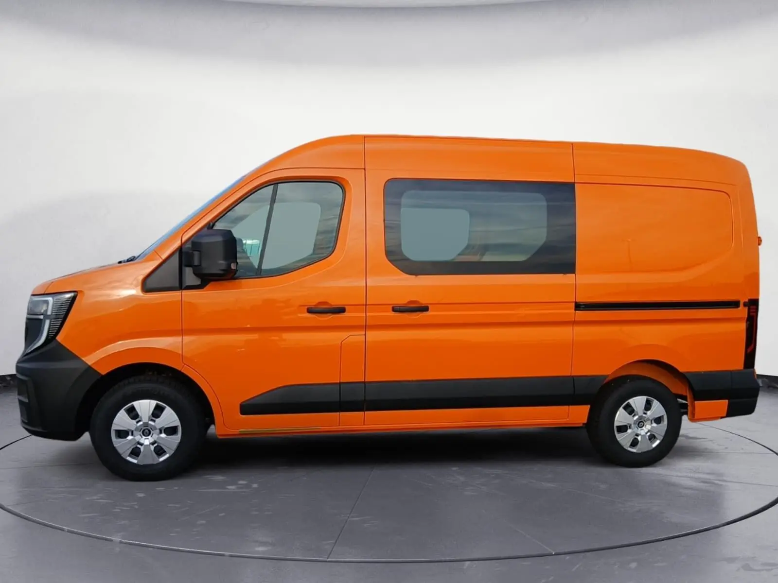Profil droit d’un Renault Master L2H2 orange 2026 avec vitres latérales et protections noires sur carrosserie.