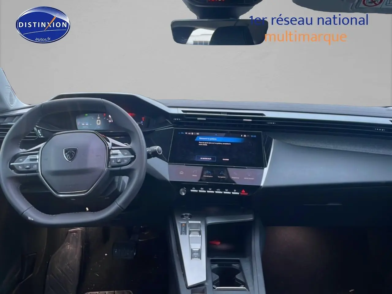 Vue intérieure avant de la Peugeot 308 gris sélénite, avec tableau de bord numérique et écran tactile central.