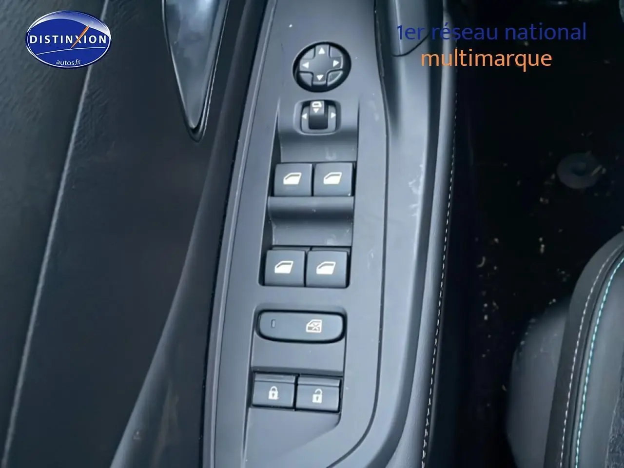 Vue rapprochée sur les commandes des vitres et rétroviseurs côté conducteur de la Peugeot 308 gris sélénite 2025.