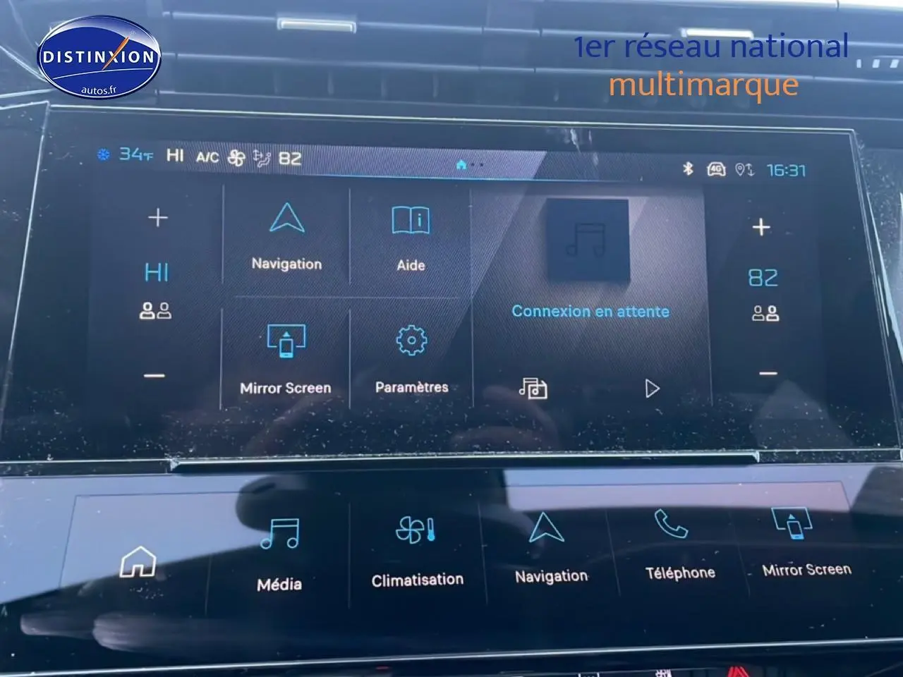 Écran tactile central de la Peugeot 308 gris sélénite, vue intérieure du tableau de bord avec interface multimédia.