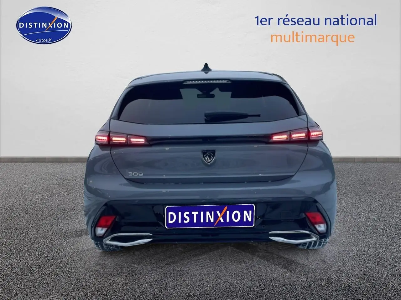 Vue arrière d'une Peugeot 308 gris sélénite 2025 avec feux arrière LED allumés et lunette arrière surteintée.