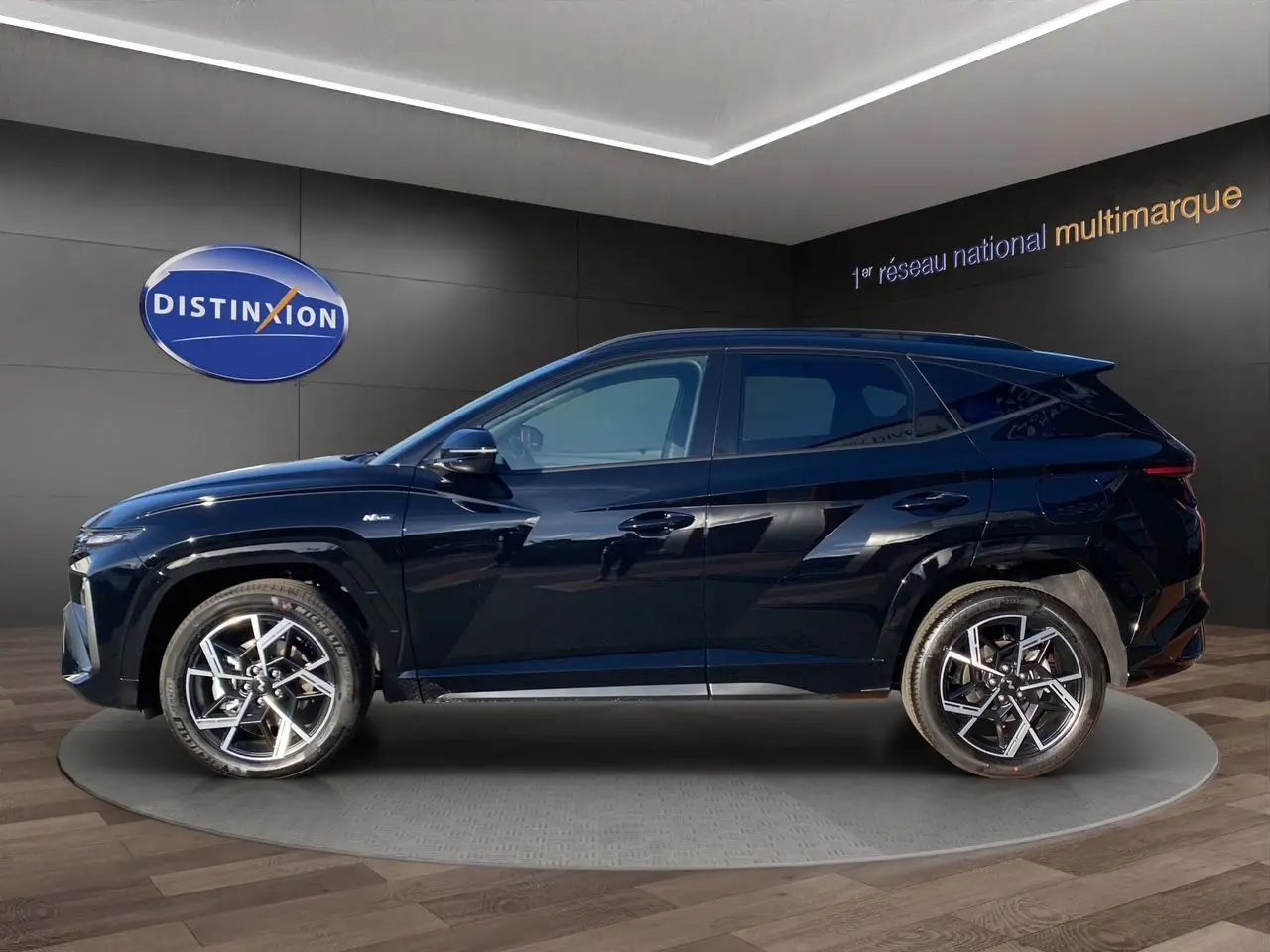 Vue de profil côté gauche du Hyundai Tucson 2025 noir Abyss avec jantes alliage et finition N Line Creative.