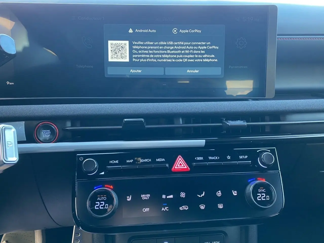 Tableau de bord du Hyundai Tucson 2025 en vue frontale, écran tactile avec options Android Auto et Apple CarPlay visibles.