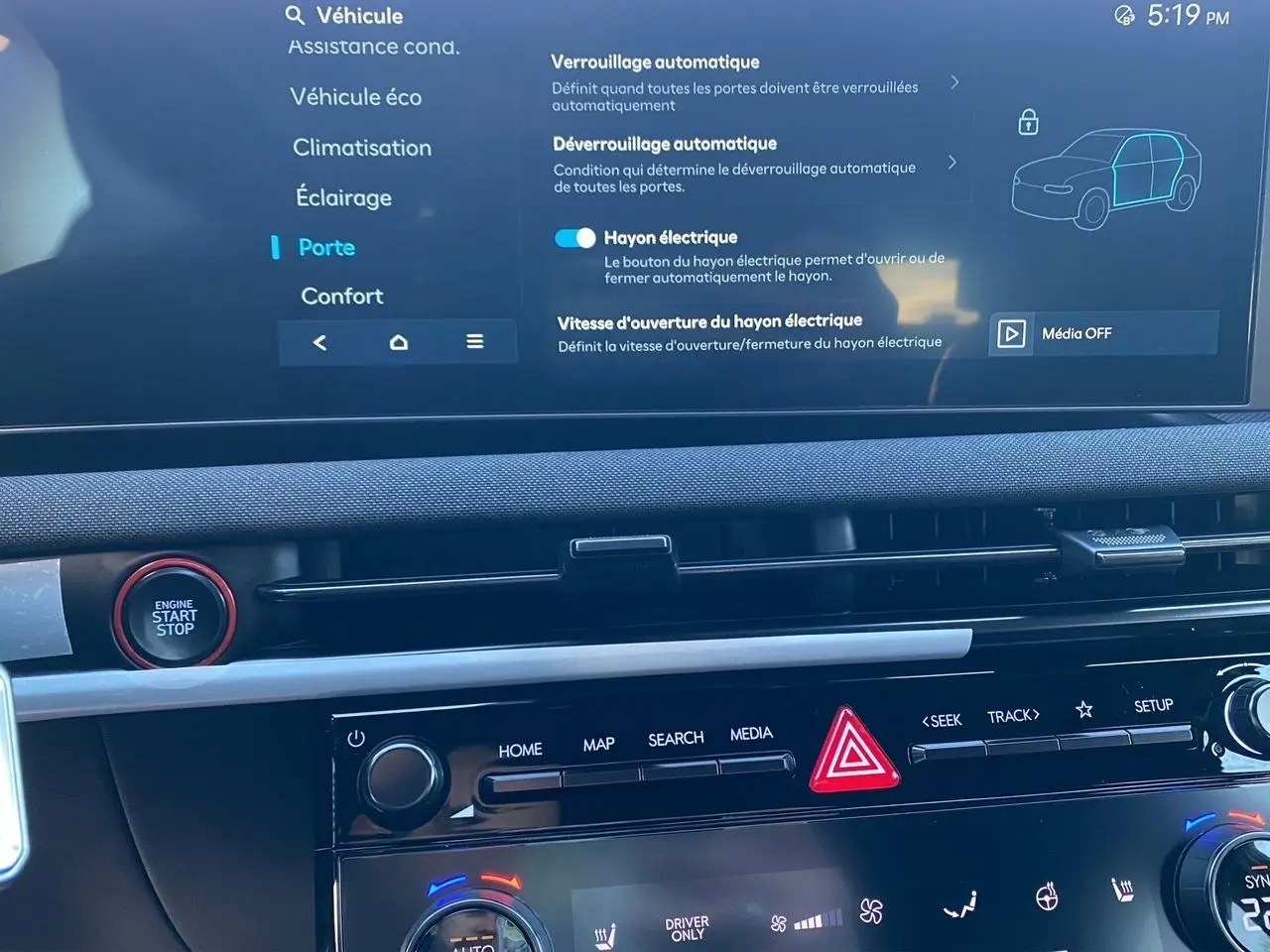 Vue rapprochée de l’écran tactile et console centrale du Hyundai Tucson 2025 noir, affichant les réglages de verrouillage et hayon électrique.