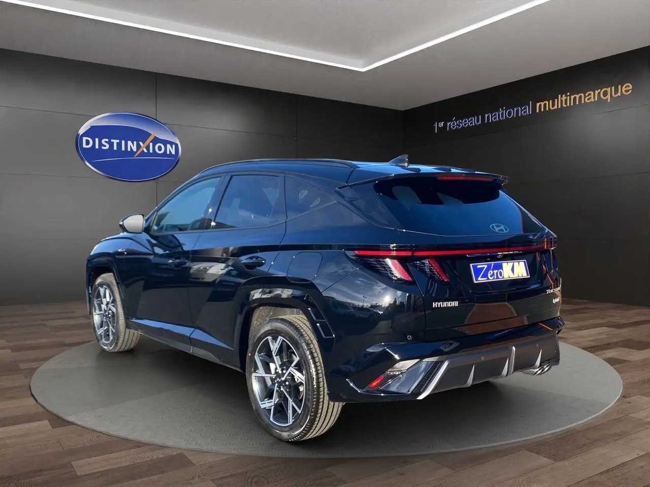 Vue 3/4 arrière droite du Hyundai Tucson 2025 en noir abyss, avec feux LED et jantes alliage distinctives.