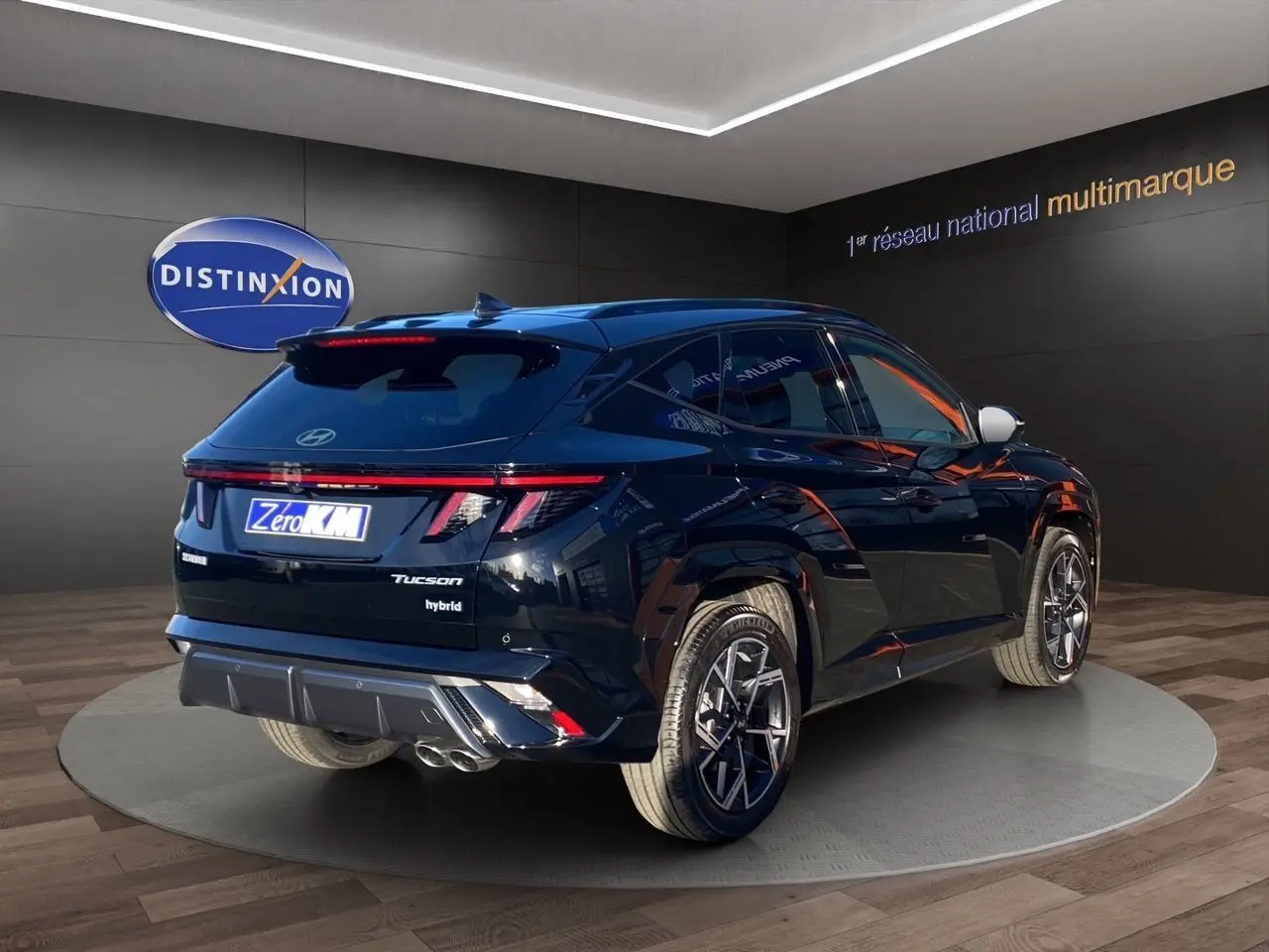 Vue 3/4 arrière droite du Hyundai Tucson 2025 en noir abyss, avec feux arrière LED et jantes alliage distinctives.