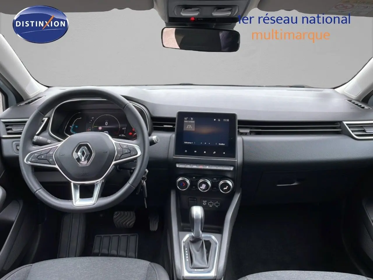 Vue intérieure frontale du tableau de bord et volant noir de la Renault Clio V 1.6 E-TECH 140ch Business de 2020.