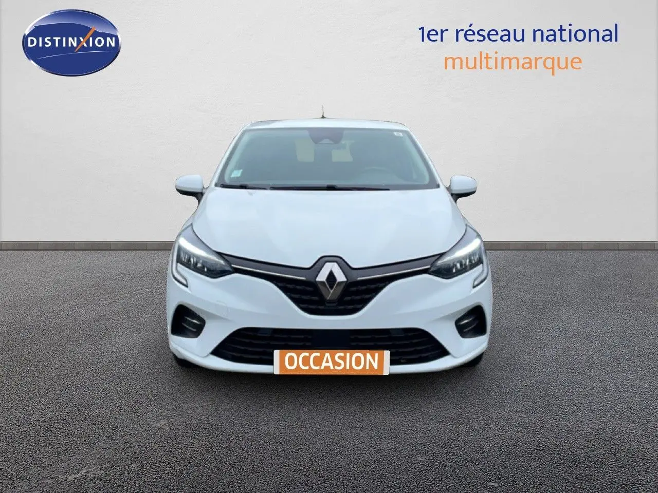 Vue avant d'une Renault Clio blanche glacier 2020 avec calandre noire et phares LED allumés sur fond neutre.