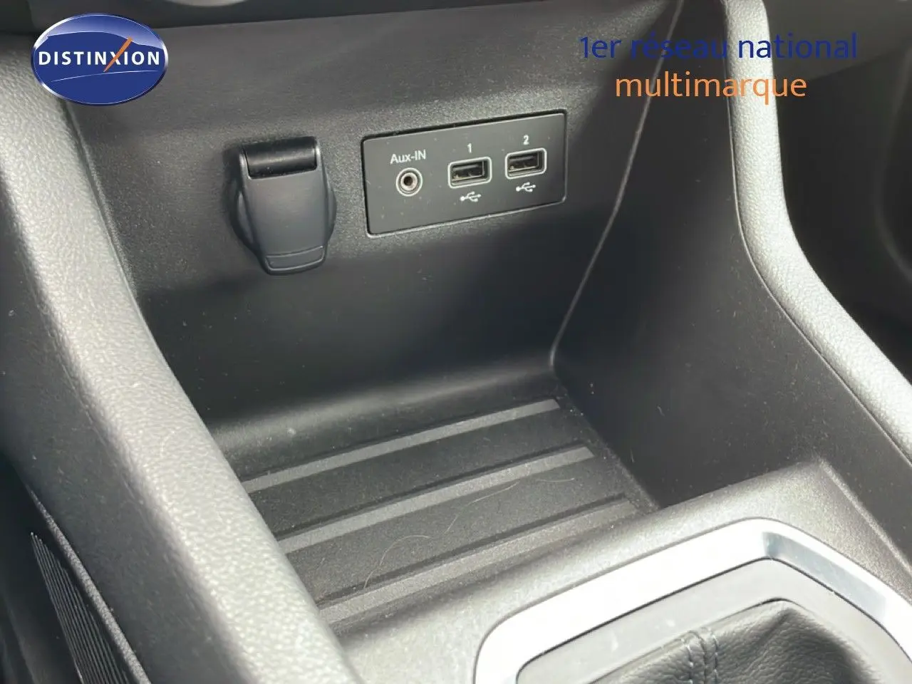 Détail de la console centrale noire avec prises USB et entrée Aux d'une Renault Clio blanche Glacier hybride 2020.