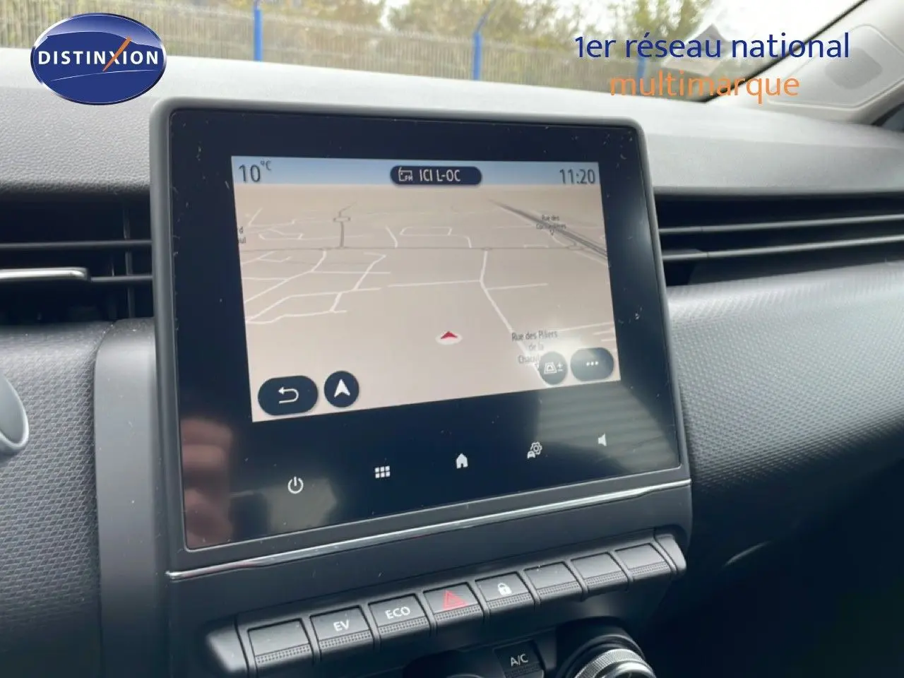 Vue rapprochée de l’écran tactile central du tableau de bord de la Renault Clio, affichant la navigation GPS.