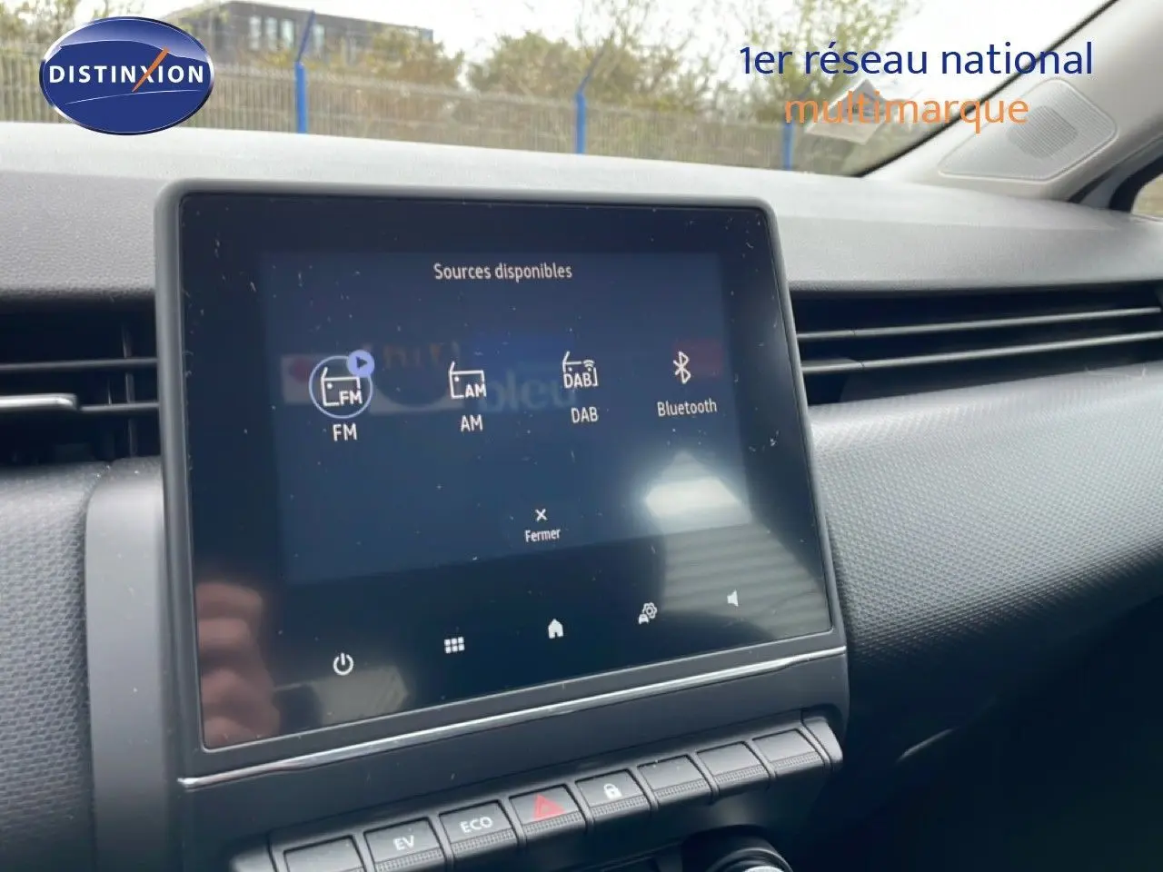 Écran tactile central de la Renault Clio blanc glacier 2020, affichant les options radio FM, AM, DAB et Bluetooth.