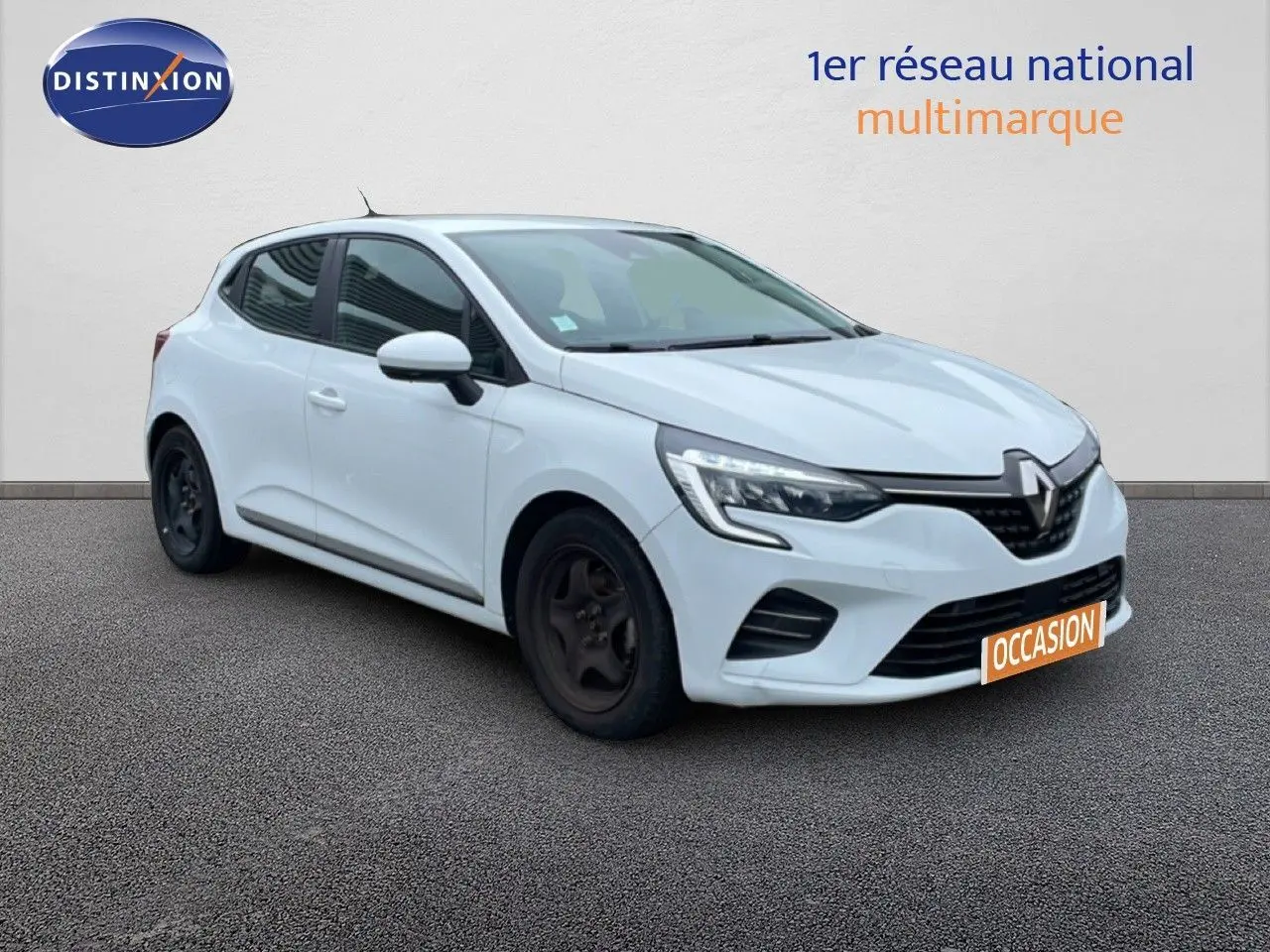 Renault Clio blanc glacier vue 3/4 avant droit, avec jantes noires et calandre distinctive.