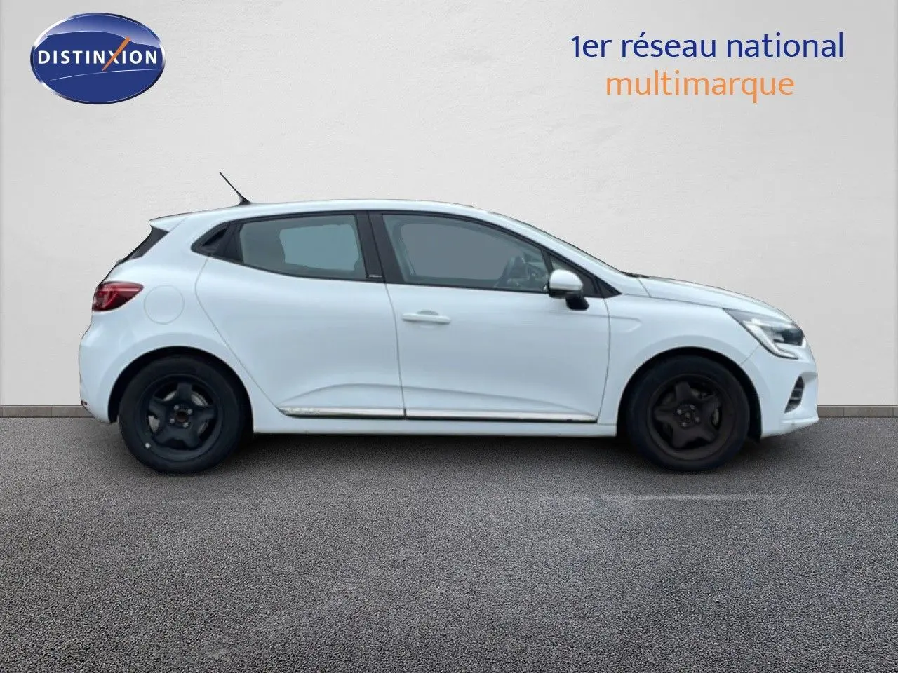 Profil latéral droit d'une Renault Clio blanche glacier de 2020 avec jantes noires et lignes épurées.