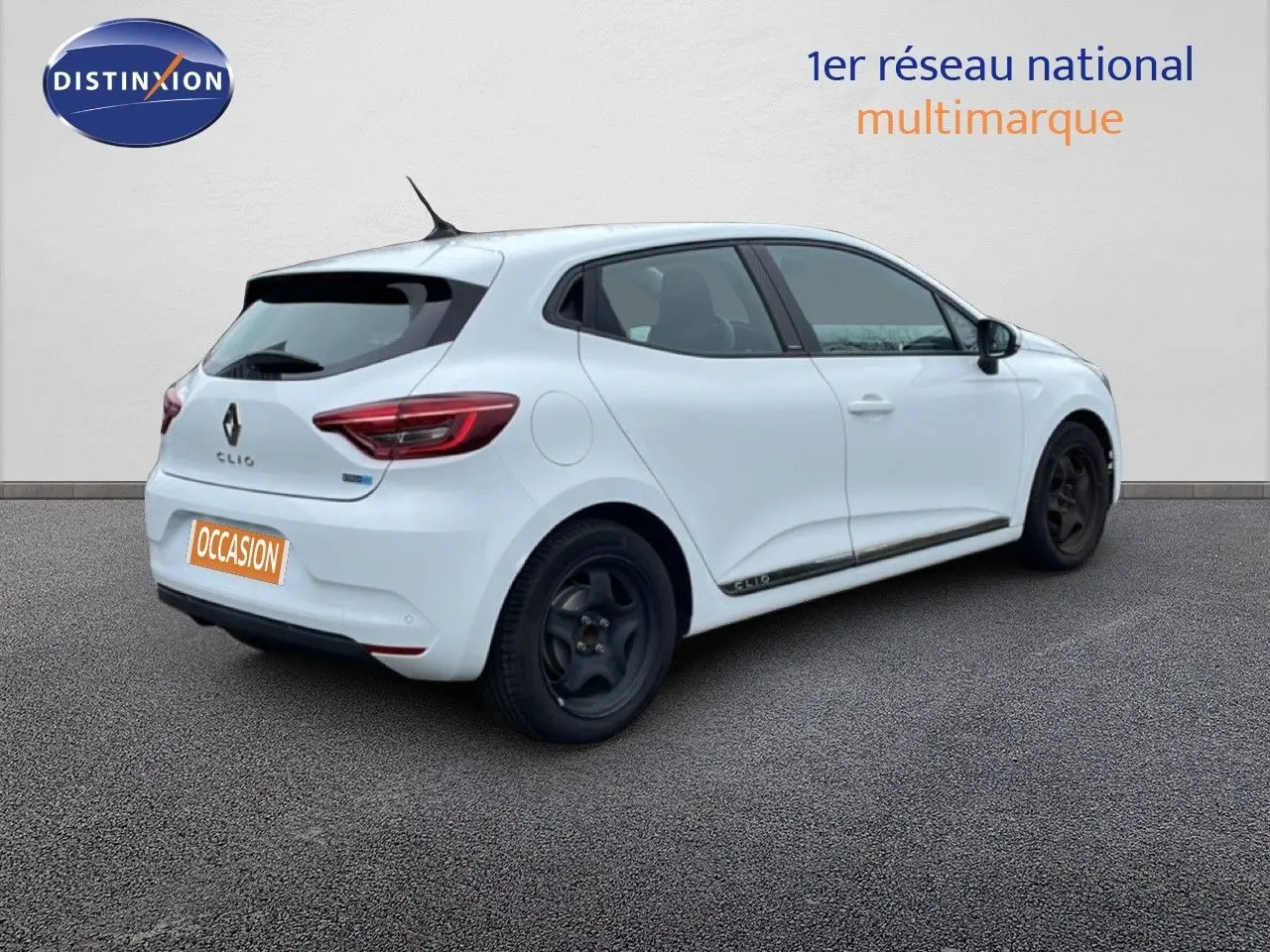 Renault Clio blanc glacier vue 3/4 arrière côté droit, avec jantes noires et feux arrière LED distinctifs.