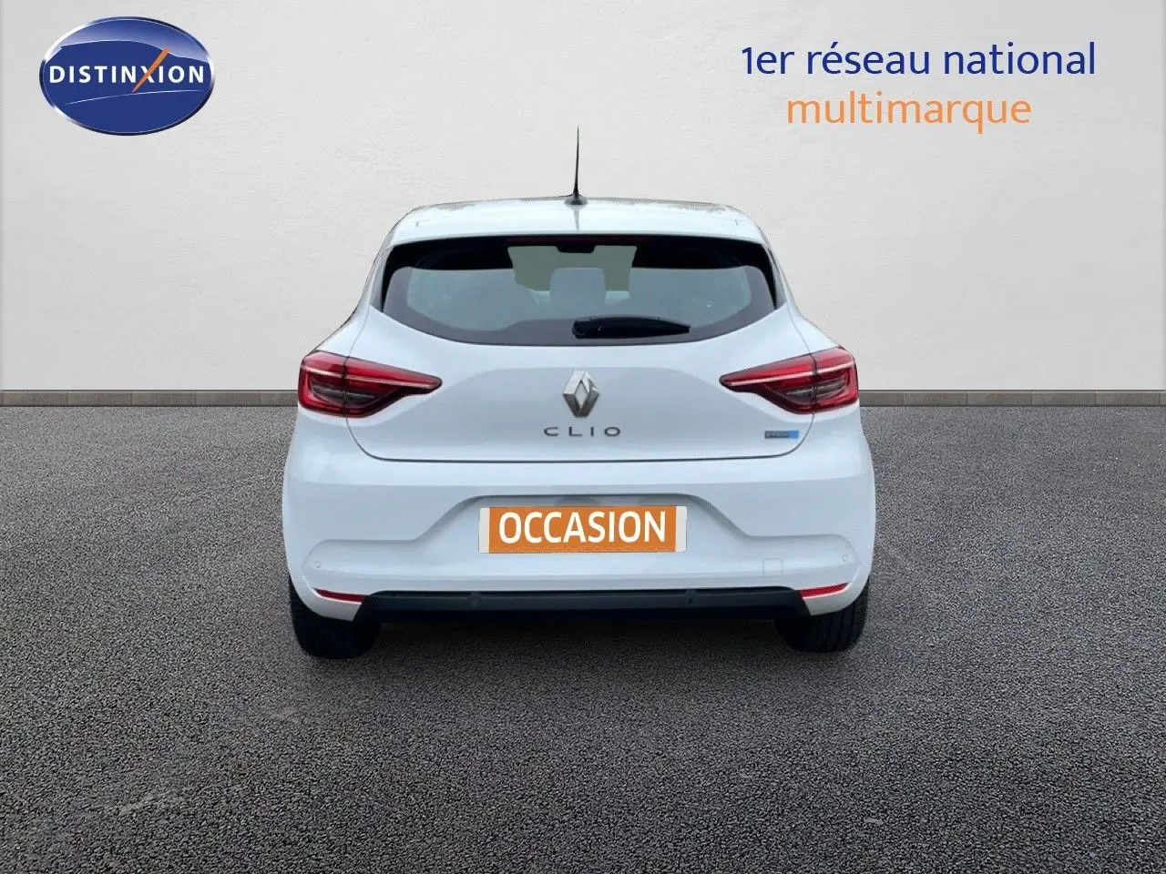 Vue arrière d'une Renault Clio blanche Glacier, version hybride essence, avec feux arrière LED et plaque "OCCASION".