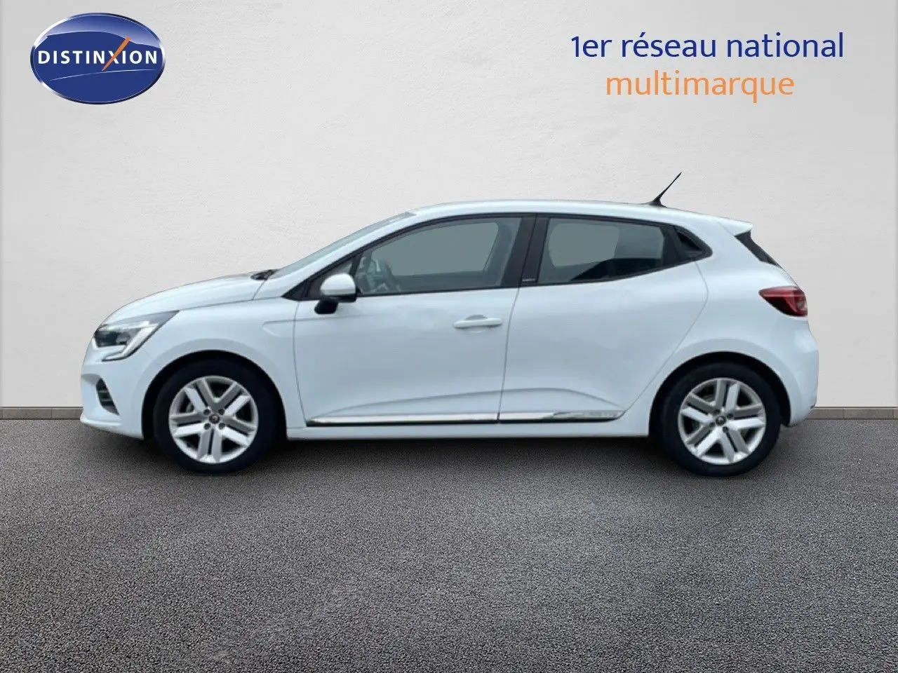 Profil côté gauche d'une Renault Clio blanche Glacier, version hybride essence Business, sur fond neutre.