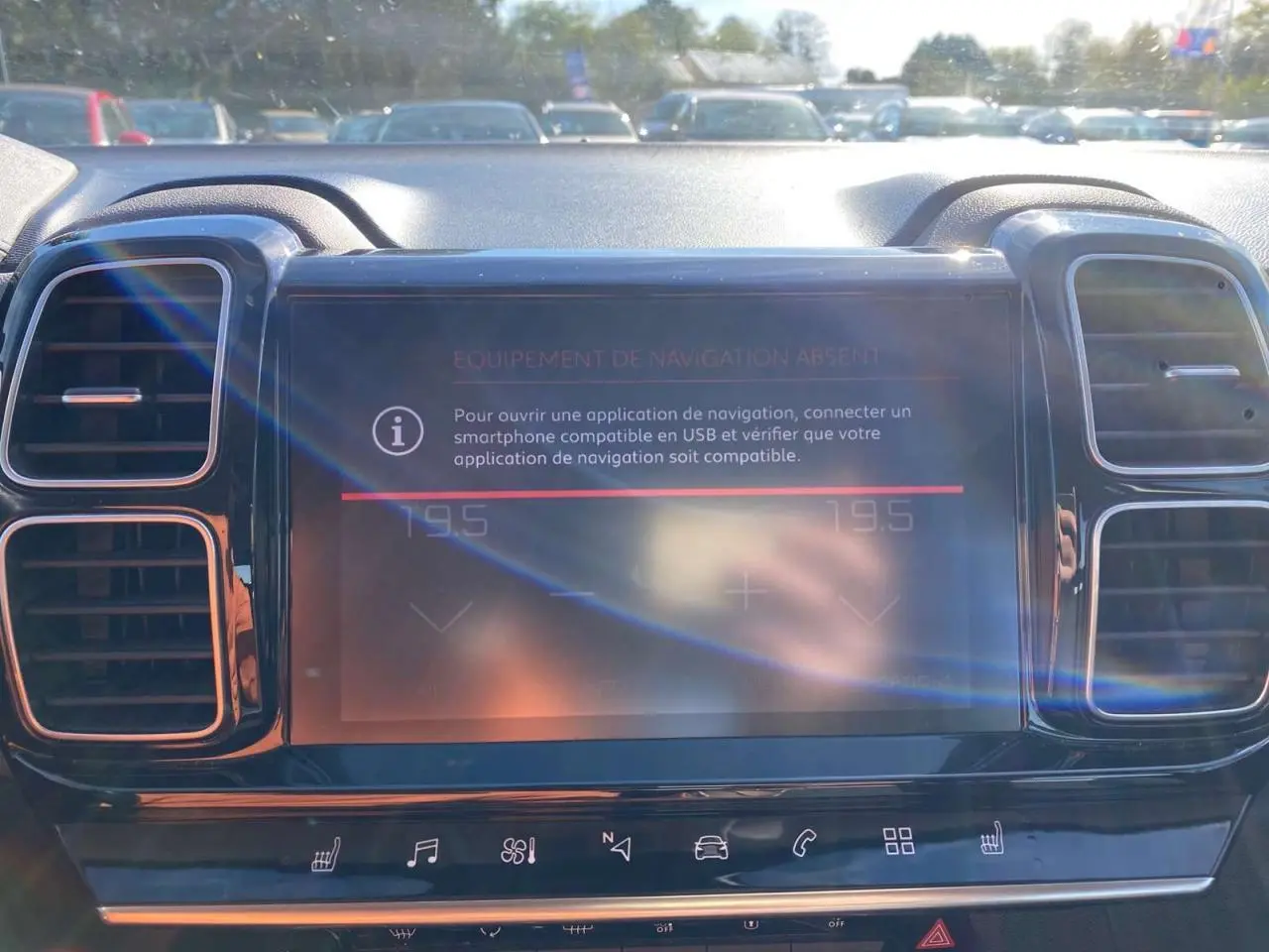 Écran central tactile du tableau de bord du Citroën C5 Aircross avec message d'absence de navigation, entouré de grilles d'aération.