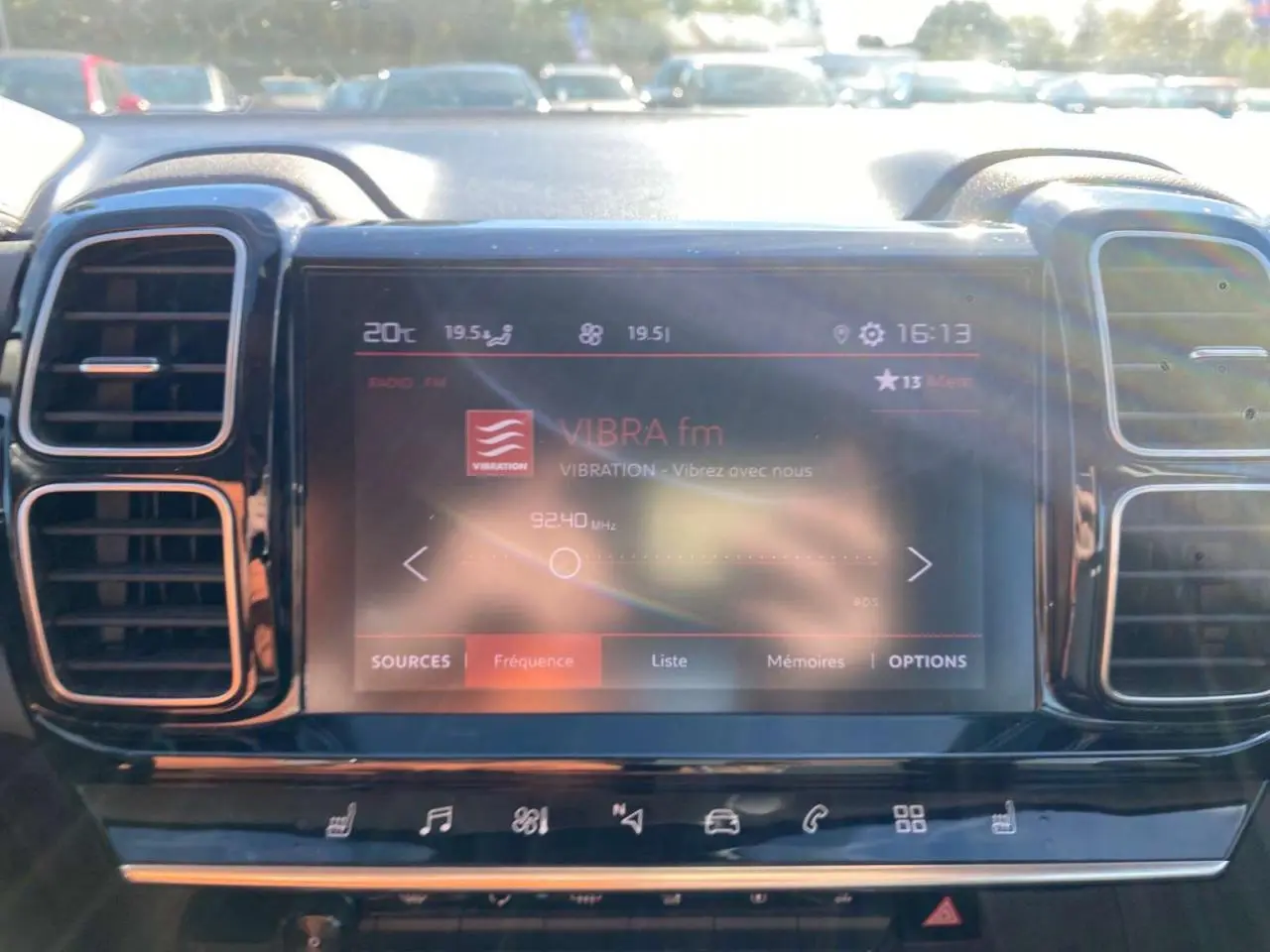 Écran tactile central du tableau de bord du Citroën C5 Aircross 2021, avec commandes et affichage radio VIBRA fm.