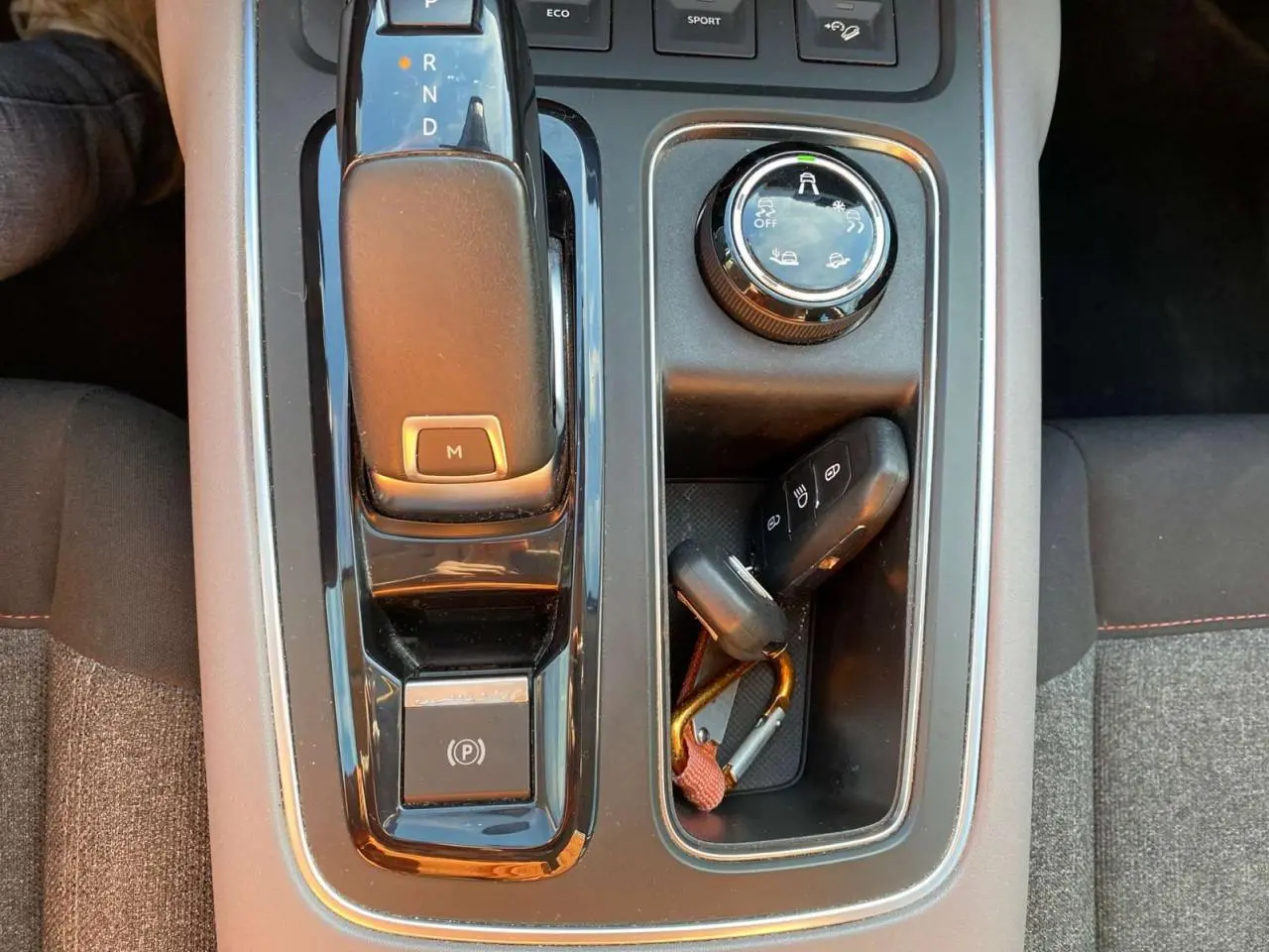 Gros plan sur la console centrale du Citroën C5 Aircross 2021, montrant levier de vitesse et molette de contrôle.