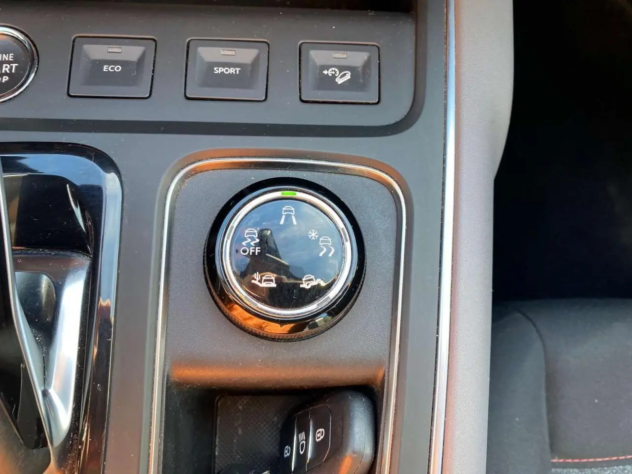 Gros plan sur la molette de sélection du mode de conduite du Citroën C5 Aircross, avec boutons Eco et Sport visibles.