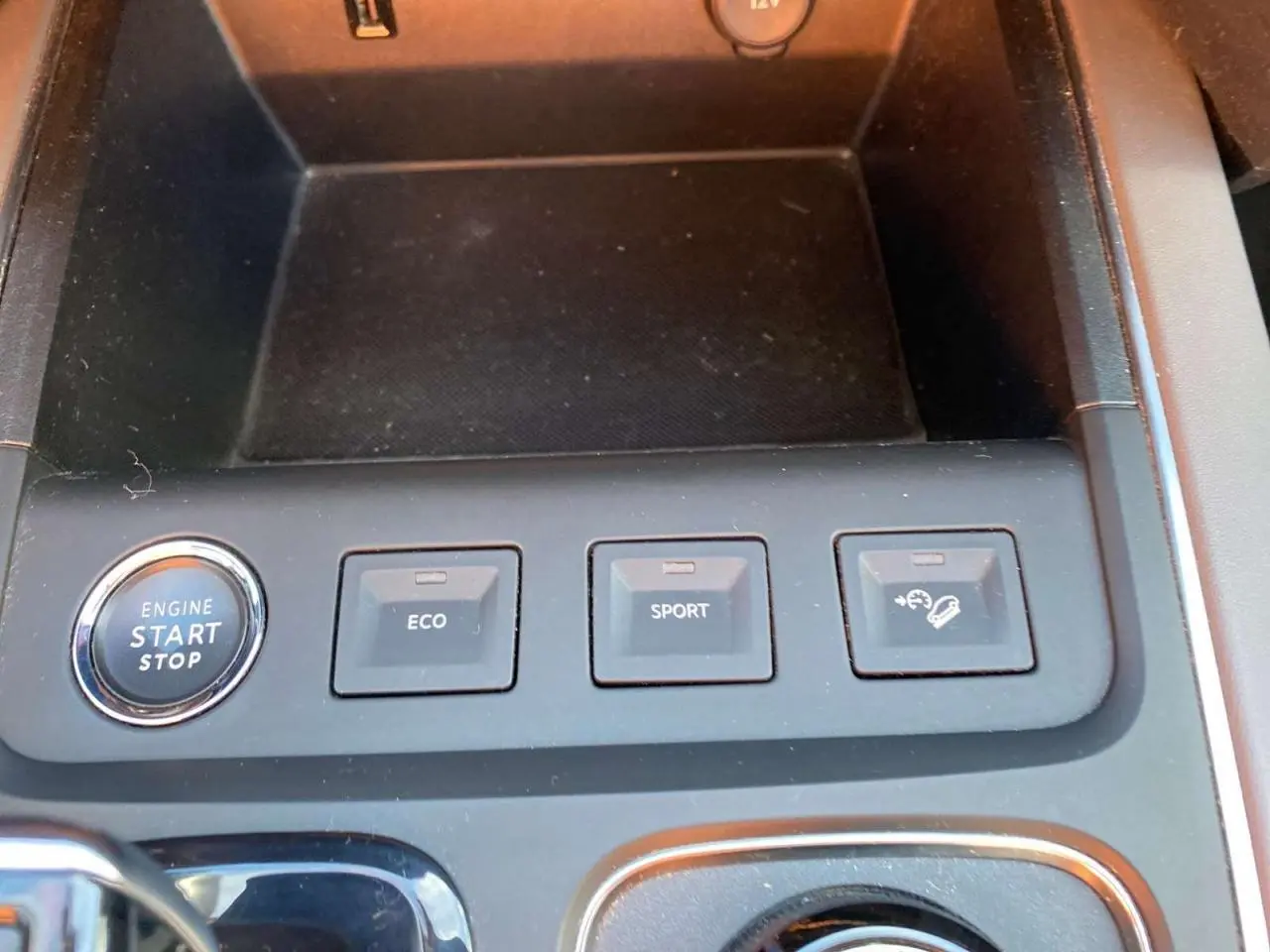 Gros plan sur la console centrale du Citroën C5 Aircross 2021, boutons de modes de conduite et démarrage.