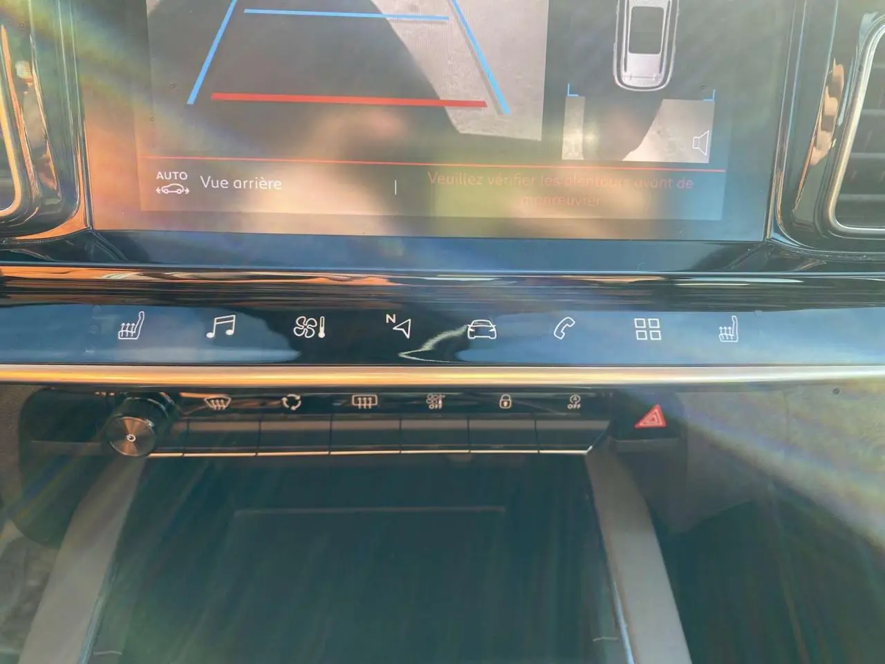 Vue rapprochée de la console centrale du Citroën C5 Aircross noir, avec écran tactile et commandes tactiles éclairées.
