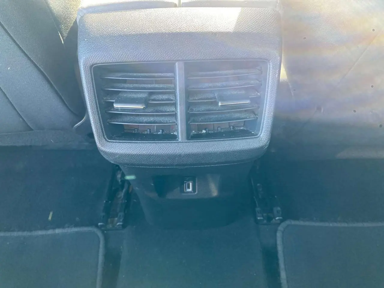 Vue rapprochée des aérateurs arrière et prise USB du Citroën C5 Aircross noir, intérieur arrière.