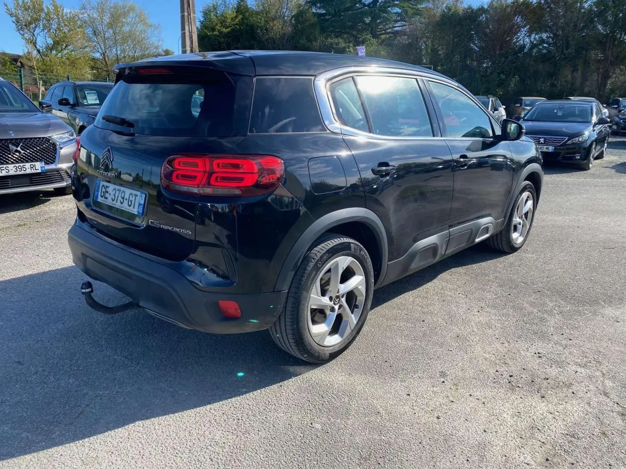 Vue 3/4 arrière droite d'un Citroën C5 Aircross noir avec attelage col de cygne et jantes alliage 18 pouces.