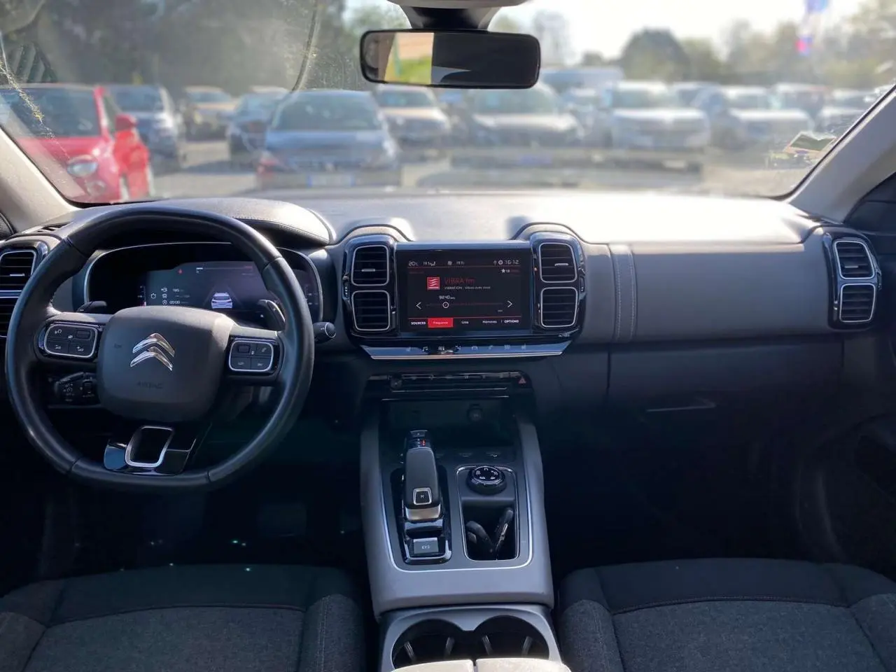 Vue intérieure avant du Citroën C5 Aircross 2021, tableau de bord noir avec écran tactile et volant multifonction.