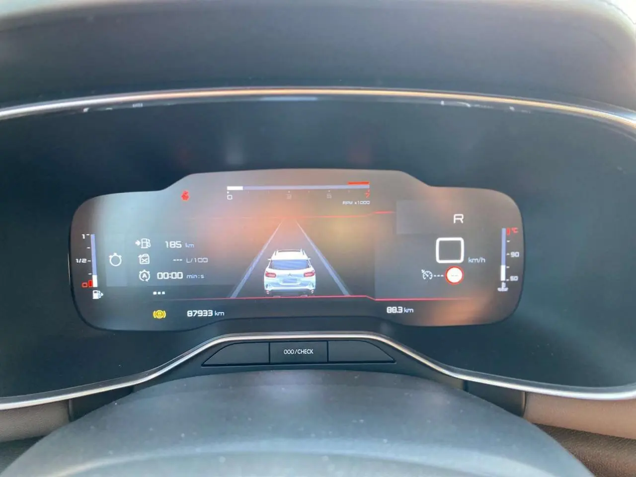 Vue rapprochée du combiné numérique 12,3 pouces du Citroën C5 Aircross noir, affichant les informations de conduite.