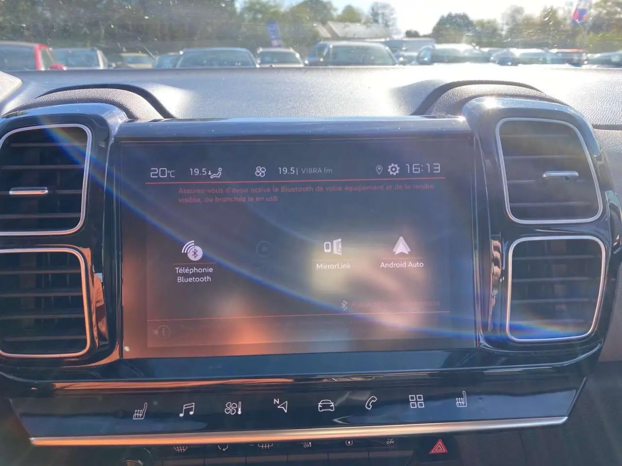 Écran tactile central du tableau de bord du Citroën C5 Aircross, avec commandes climatisation et Bluetooth visibles.