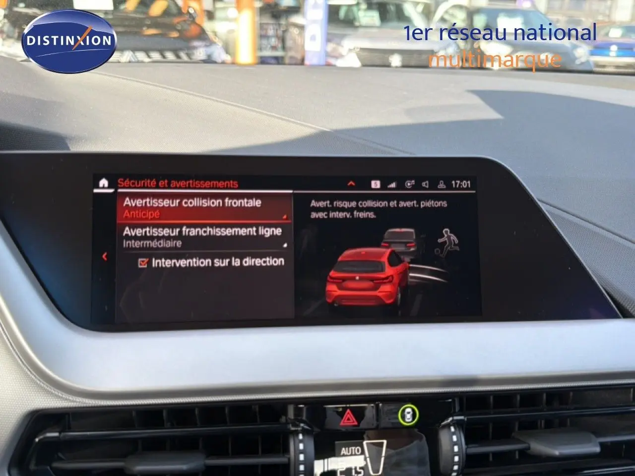 Écran central de la BMW Série 1 116i 2022 affichant les alertes de sécurité avec interface moderne et tableau de bord clair.