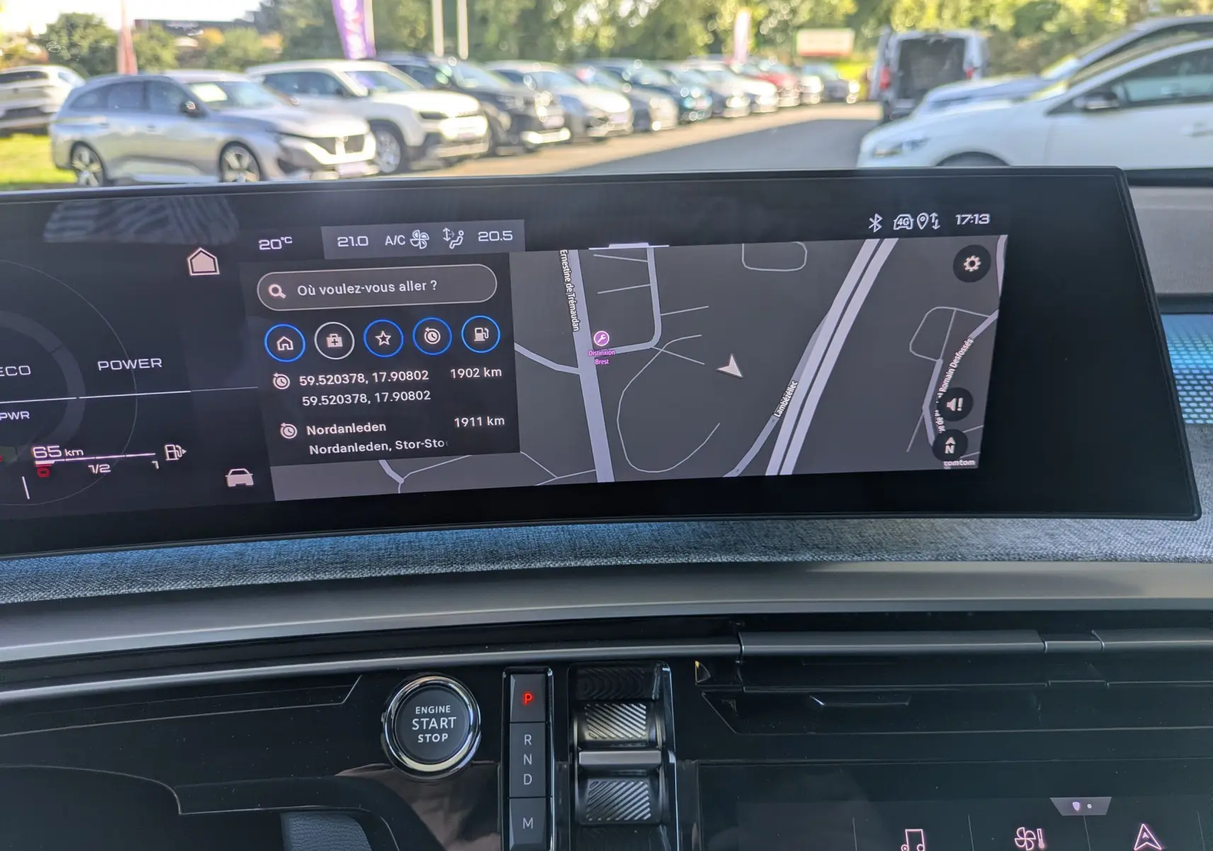 Vue intérieure du tableau de bord du Peugeot 3008 Hybrid 145 GT 2025, écran tactile affichant la navigation.