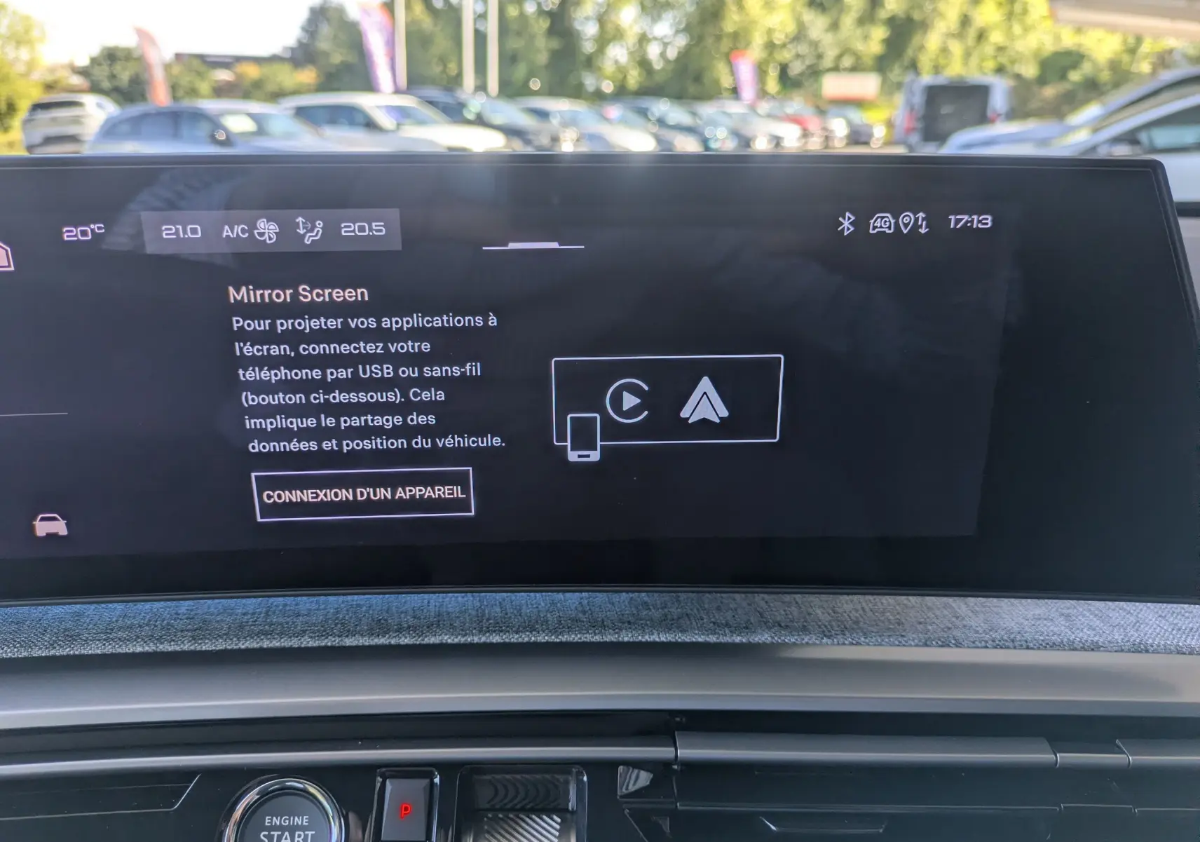 Écran central tactile du Peugeot 3008 Hybrid 145 GT 2025, affichant la fonction Mirror Screen, intérieur tissu gris.